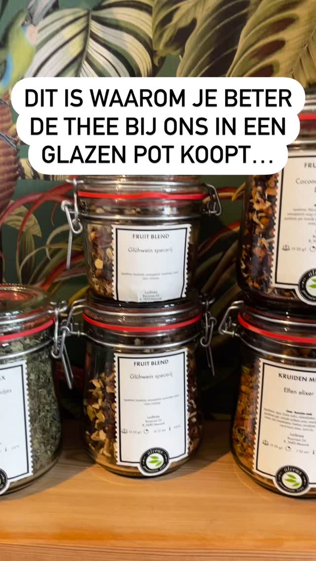 🌿 Waarom kiezen voor onze losse thee in glazen potten?
1. Minder afval, meer smaak – Geen onnodige verpakkingen. Alleen pure, heerlijke thee.
2. Goed voor het milieu – Herbruikbare glazen potten = minder plastic en minder verspilling.
3. Pot leeg? Breng ‘m terug! – Lever je lege pot weer in bij ons.
4. Kies je favoriet, wij vullen ‘m voor je bij – Wissel van smaak of ga voor je vertrouwde thee.
5. Betaal alleen voor wat ertoe doet: de thee – Geen extra kosten, geen verspilling. Alleen jij en je perfecte kop thee.
🌱 Duurzaam. Persoonlijk. Lekker.
Kom langs en proef het verschil!