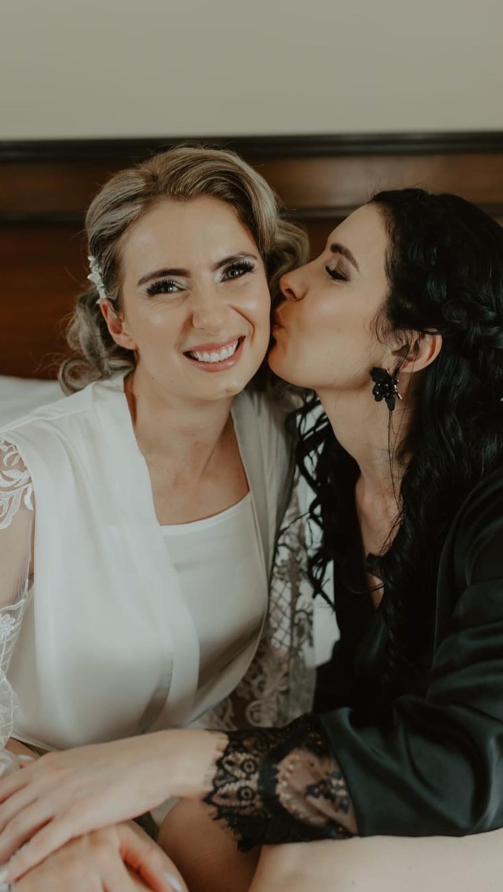 Makeup is more than just putting on some pretty colors and creating a pretty face. It’s about personalizing your look to suit your style, personality and mood. We believe that you don’t have to settle for being one-dimensional. That’s why we offer you the ability to create any makeup look from scratch with our custom made bridal makeup services.
#makeupartist #hairstylist #weddingday #swoonmakeup #blushingbride #shesaidyes #wedding2023💍 #joburg