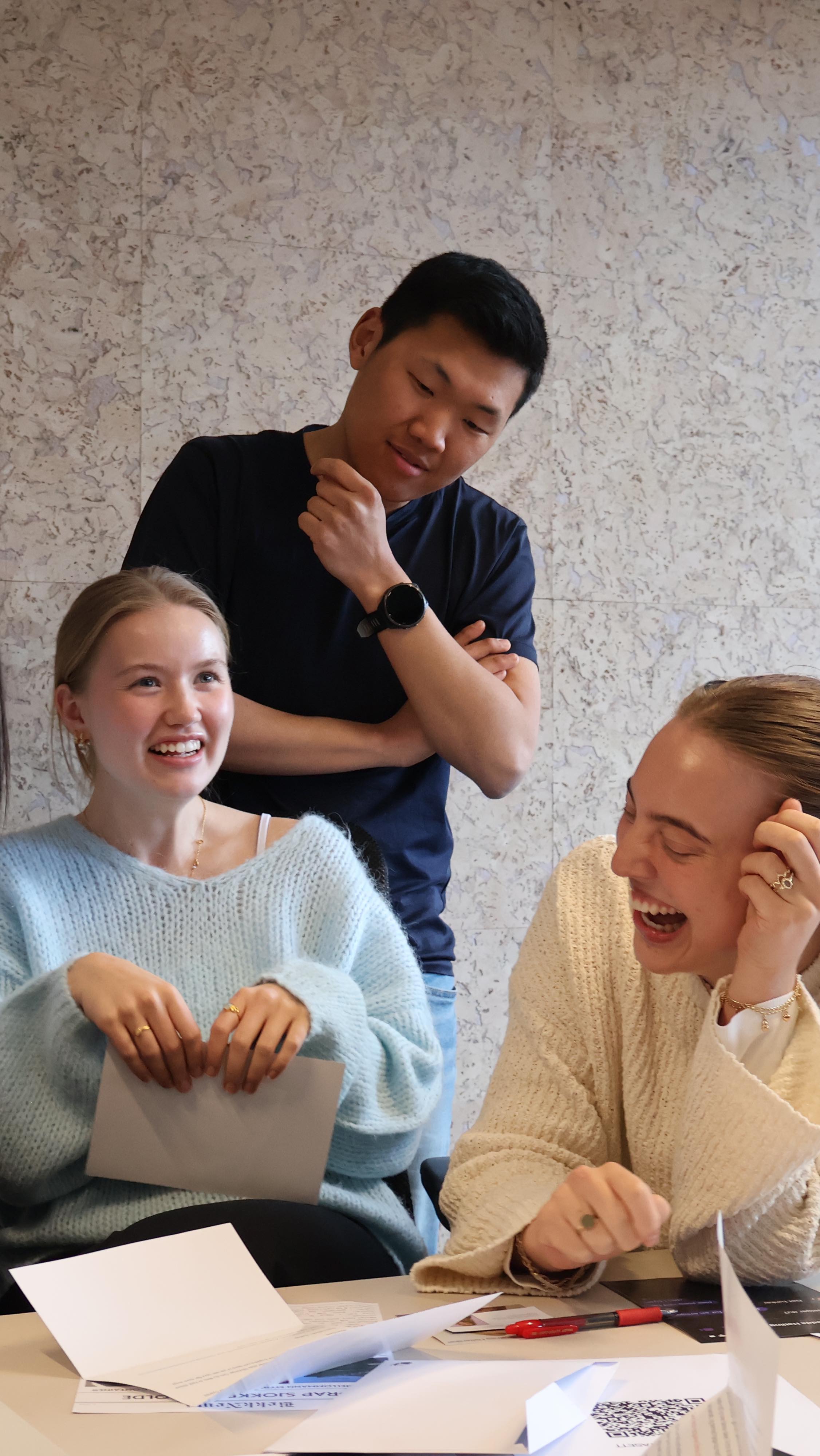 BRAIN X Bekk💙
50 nye detektiver ble født på onsdag🕵🏼♀️
En enorm stor takk til Bekk-teamet for et nydelig samarbeid på detektiv-casen🤝🏼
Deltakerne dykket inn i mysteriet om mordet på en kriminell gjengleder og et nytt narkotisk stoff som sprer seg.
Med politiets bevismateriale og Bekks kundeportefølje kom vi til bunns i mysteriet, og gatene er herved trygge igjen.