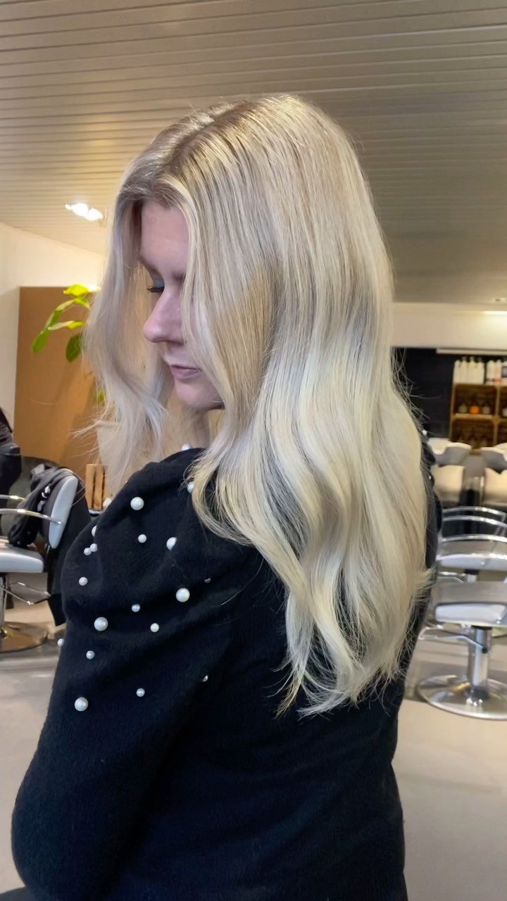 Get a fresh blonde look for spring at E Organic Salon!💛✨
Try beautiful blonde styles like sunny highlights or honey balayage. We use organic, eco-friendly colors that are good for your hair. Get a lovely hair change without harmful chemicals! 🌿✨
Our agenda is filling up quick, book now for a pretty spring look! 🌻💛 @owayofficial @ghdhairbenelux @ghdhair @emerly____ @olaplexnederland @olaplex @winkelcentrumoudrijswijk @oway_benelux_distribution @balmainhaircouture_nl @eorganicsalon
#balayage #balayagedenhaag #scalpcare #haircolorspecialist #blondespecialist #haircolor #denhaagexpat #colorcorrectionspecialist #sunkissedhair #goldenhair #kapper #bestekapper #denhaagkapper #denhaagcentrum #haireducator #beforeandafter #mooihaar #duurzaam #scalptreatment #kapsalon #healthyhair #organicproducts #organicsalon #owaysalon #moneypiece #faceframehighlights #eorganicsalon
#SpringHair #NaturalSalon #BlondeStyles
