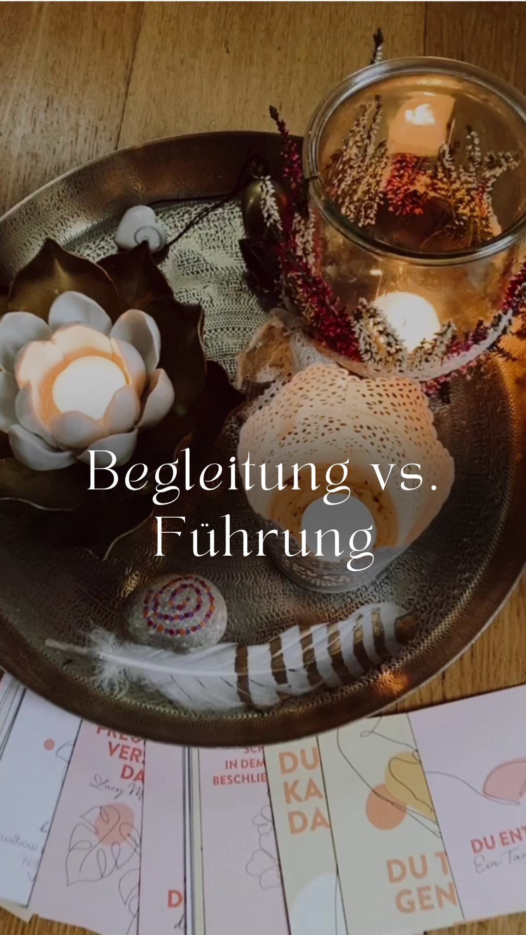 Begleitung vs. Führung
Ich begleite dich bei Lebensübergängen, Herausforderungen, Fragestellungen, Feiern und im Kontakt mit dir selbst. Begleiten heißt für mich dabei, dass ich den Raum erschaffe in dem du deinen Weg finden kann. Wie bei einem Musikstück, bin ich die Begleitung der Solistin, damit sie getragen wird und ihre Symphonie rund wird. Führung wäre im Gegensatz dazu, dass ich wie bei einem Tanz die Frau führen würde – in eine Richtung, einen Takt und eine Bewegung bringe damit daraus ein gemeinsamer Tanz wird. Führung ist nicht meine Intention.
Ich führe nicht – ich begleite! So kannst du deinen Lebensübergang sicher überschreiten und transformieren. Herausforderungen reflektieren und für dich Lösungen erkennen. Fragestellungen aussprechen, überdenken, umformen und Antworten aus dir heraus erhalten. Eine Feier noch feierlicher werden lassen, weil sie einen besonderen Rahmen erhält. Mit dir in Kontakt kommen wenn ich dich begleite und dir so einen Raum eröffne, den du selbst nicht komplett öffnen konntest.
Du wählst die Begleitung und ich bin da! Hand in Hand finden wir heraus, was es gerade braucht und welche Begleitung passend ist, damit du begleitet wachsen, heilen und transformieren kannst.
Ich sehe dich! Ich höre dich! Und ich begleite dich!