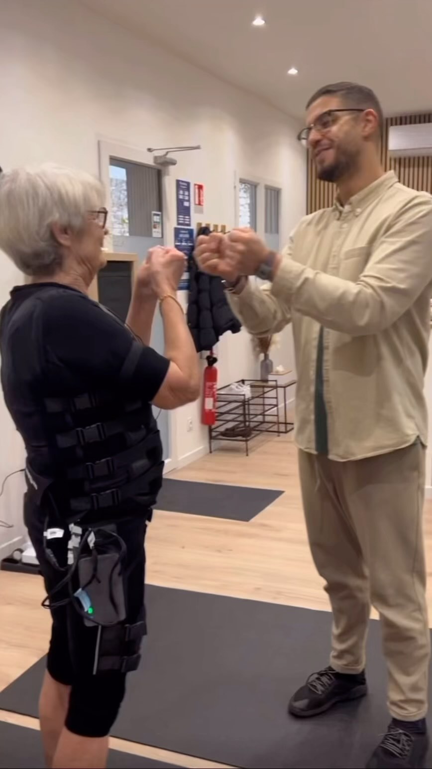 🌟 Inspiration du Jour : Énergie Intemporelle à Bodylec 🌟
Rencontrez notre merveilleuse Marie-claude adhérente de 75 ans, une véritable source d’inspiration ! 💪👵 Chaque semaine, elle relève le défi de l’EMS chez Bodylec, prouvant que l’âge n’est qu’un chiffre quand il s’agit de rester actif et en forme.
Les bienfaits de l’EMS pour les seniors sont remarquables :
✨ Renforcement Musculaire : Combat la perte de masse musculaire liée à l’âge.
✨ Amélioration de la Mobilité : Faites adieu à la raideur articulaire !
✨ Énergie et Vitalité : Stimule le corps de manière douce et efficace.
👏 Applaudissons cette incroyable dame qui incarne la force et la détermination à tout âge. Si elle peut le faire, pourquoi pas vous ? Rejoignez-nous chez Bodylec et découvrez comment l’EMS peut transformer votre vie, peu importe où vous vous trouvez sur le chemin du bien-être. ✨🔥 #FitnessSenior #BienEtre #BodylecInspire