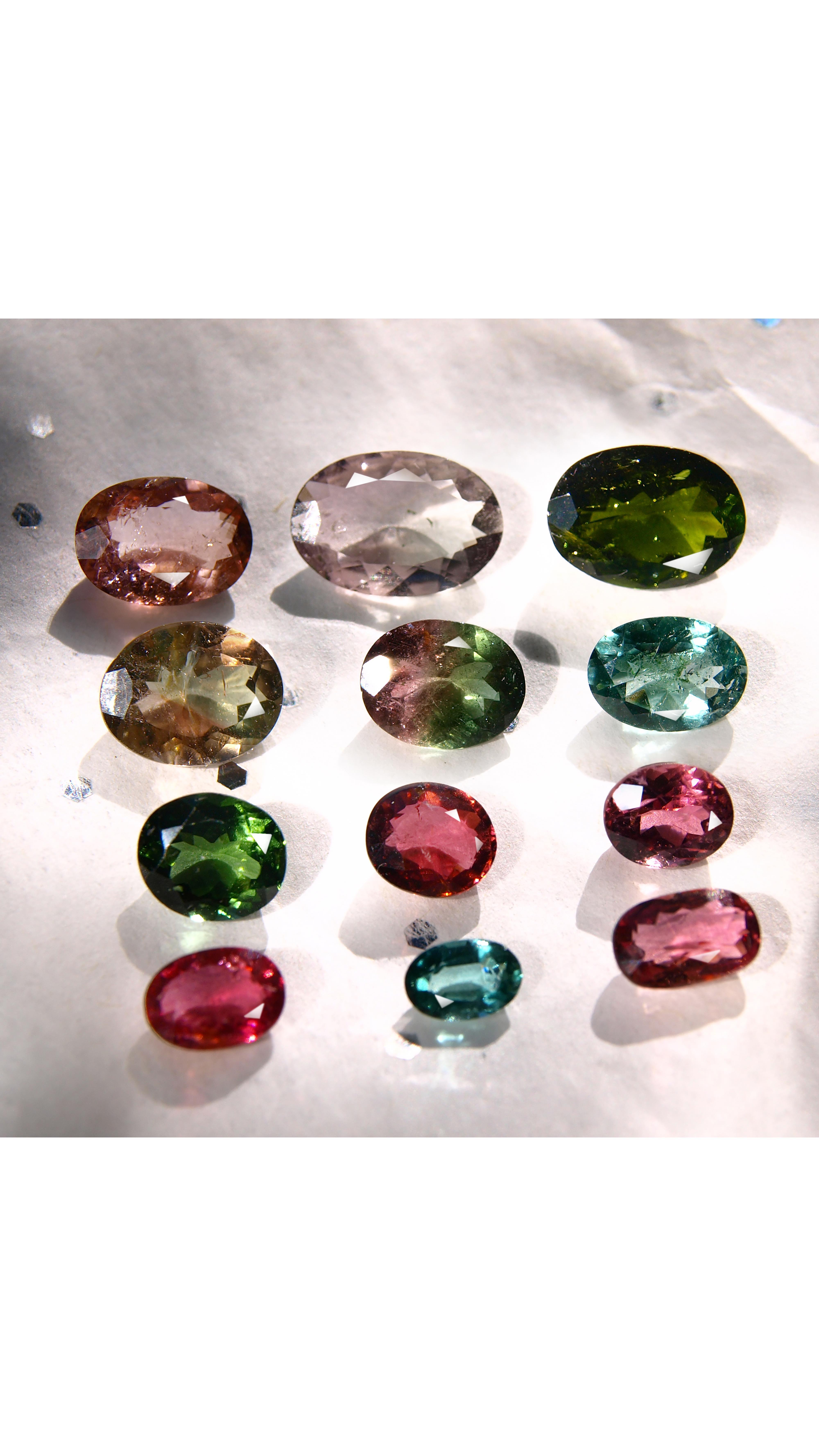 Dzieńdoberek! 🌞
Przedstawiam Wam dziś kolejną garść skarbów, które zawitały w moim niedawno otwartym sklepie! 👏
Barwne turmaliny w niezliczonych odcieniach, o szlifach owalnych 🌈🍀🍉🦜✨
Pierścionek z jednym z tych kamieni w licznych wariantach możecie zamówić przez moją stronę WWW, której adres znajdziecie w profilu 👌
Zapraszam do odwiedzin! 🤗
Z czasem sukcesywnie będą dołączać tu kolejne pierścionki z różnorodnymi kamieniami 🌈
Ale nie wszystko naraz! Chwilowo wciąż jeszcze przyjmuję zapytania o nie i zamówienia tutaj w wiadomościach, mailu lub formularzu kontaktowym na stronie 🤓
:::
Kilka słów o turmalinie 🍉
Turmalin to najsilniejszy kamień transformacji.
Ułatwia przekształcenie starych schematów w nowe wzorce. Pomaga oczyścić aurę i podwyższa wibracje ciała subtelnego, przynosząc spokój i równowagę. Wzmacnia połączenie między duchem i materią.
Turmalin sprzyja radości i przejrzystości w życiu. Pozwala spojrzeć z perspektywy na zachodzące zmiany i zyskać nad nimi kontrolę. Zwiększcza czujność i samodyscyplinę, poprawia też koncentrację i nastrój ogólnie.
Turmalin korzystnie oddziałuje w sferze:
- przyjaźni - Otwiera na nowe energie i duchowy rozwój. Przyciąga sprzyjające osoby, jednocześnie chroniąc od negtywnych energii.
- miłości - Wzmacnia wiarę w siebie i osobisty magnetyzm. Pogłębia emocje, klaruje pragnienia i ułatwia porozumienie.
- twórczości - Obdarza inspiracją i wzmaga kreatywność. Uspokaja myśli, umożliwiając racjonalne podejmowanie decyzji. Dzięki temu przyciąga dostatek.
Turmalin najlepiej działa w bezpośrednim kontakcie z ciałem.
:::
.
.
.
.
.
#ilovemyjob #bartoszciba #jewelrydesigner #bartoszcibajewelry #finejewelry #mójskleponline #mineralmagic #magicring #turmalin #nazamówienie #czarymary #kolorowepierścionki #magicznypierścionek #custommade #minimalistjewelry #pierścionekzturmalinem #perfectimperfection #pierścieńarabelli #myprecious #minimalist #daintygoldjewelry #turmalinwzłocie #wishcometrue #ooak #perfectimperfection #madetoorder #ooakjewelry #makeawish #gemmagic #pierścioneknazamówienie