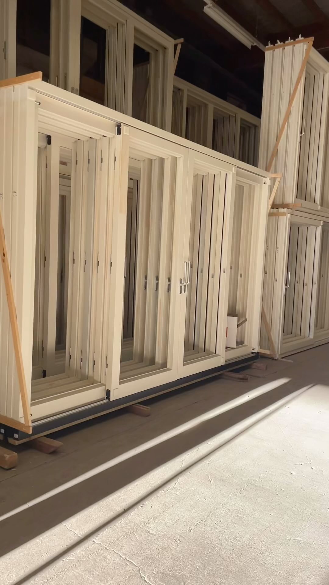 Breng het buitenleven naar binnen met onze prachtige dubbele schuifpui! 🏡✨ Geniet van een overvloed aan natuurlijk licht en een naadloze verbinding tussen binnen en buiten. Deze stijlvolle toevoeging aan je huis geeft niet alleen een gevoel van ruimte, maar creëert ook een unieke sfeer.
Deze kozijnen hebben we in diverse soorten en maten op voorraad. Kijk op onze website of stuur ons een berichtje voor de mogelijkheden.
#DubbeleSchuifpui #BinnenBuitenLeven #ThuisGenieten #StijlvolWonen #schuifpui #kozijnenenschuifpuien #kozijnen #wooninspiratie #verbouwen #bouwen