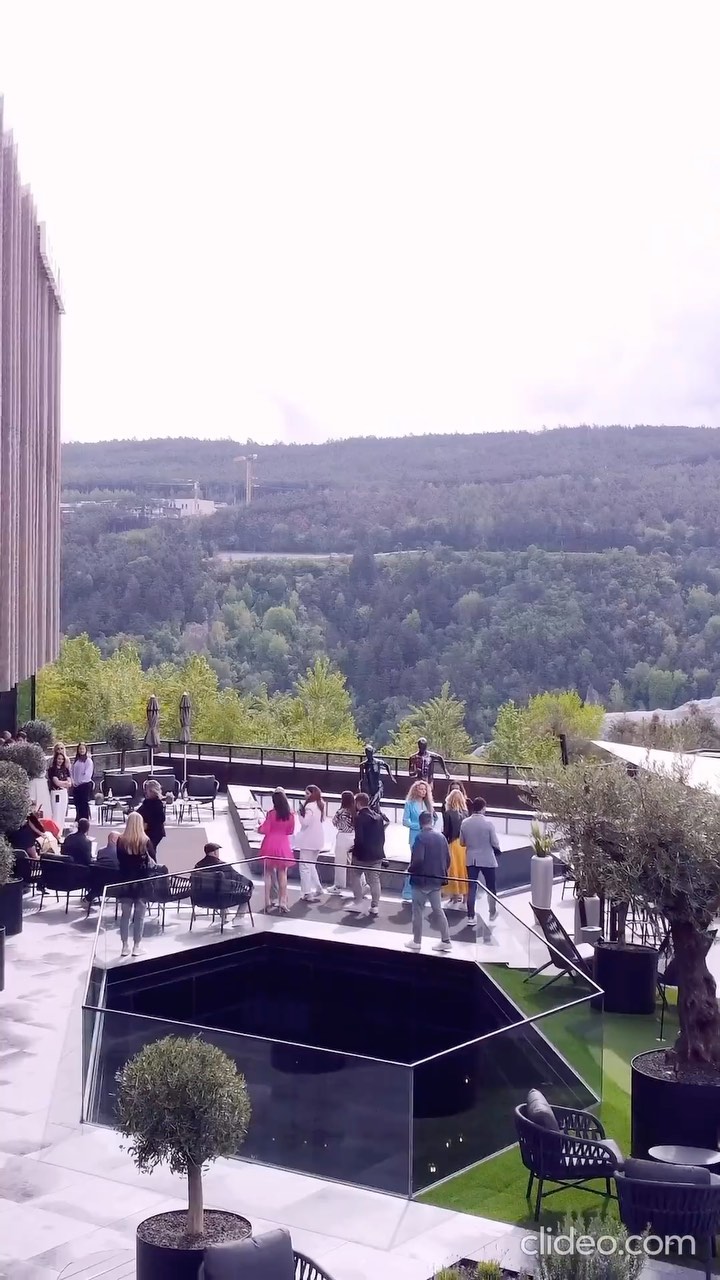 Zett-Miss Südtirol
Das Casting🌸
Das sind die Juroren und Partner der Miss Wahl 2024
@mirjamtschigg
@karin_perathoner
@silvia_fontanive
@marion.prossliner
@zettamsonntag
@interior_tower @beyondgreenmedia @influ.agency @tirolergoldschmied @runggaldier1896 @perfectplanswedding @valentino.coiffeur.salons @sunflower_cosmetic_ @atelieremebolzano @kurtsteurer @interel.trading.hospitality @gruenesundco @sanvitbike @bettenhaustheiner.it @mymiami_eu @tetrisproject @martin_reisen @quellenhof_resorts @patex.it
Moderation: @bettinamanfra
@zettmisssuedtirol @zettamsonntag