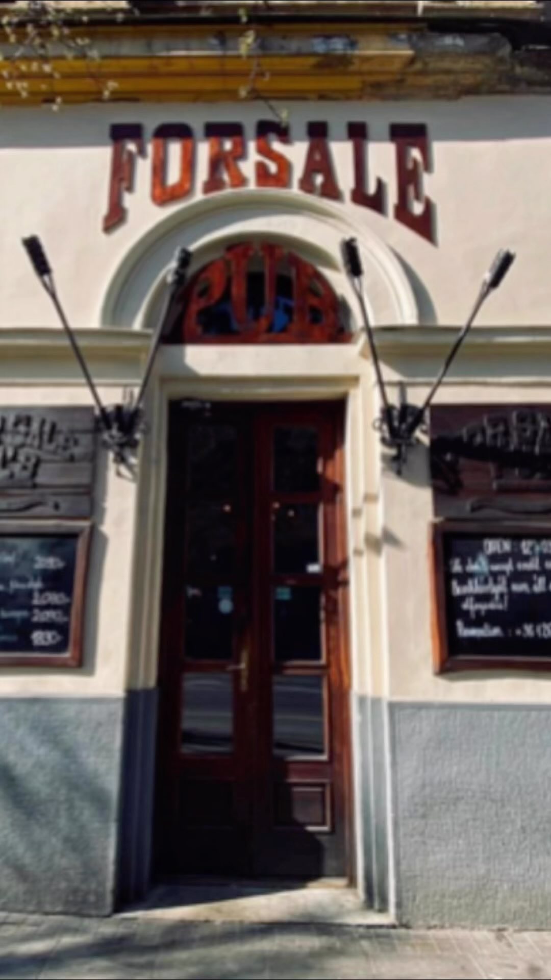Siete mai stati al For Sale Pub Budapest? Se non avete mai avuto la fortuna di andarci, dovreste assolutamente farlo 📸
Questo pub, dalla tipica cucina ungherese, ha una caratteristica unica e particolare che lascia a bocca aperta qualsiasi turista decida di metterci piede.
Le pareti sono tappezzate da bigliettini di carta lasciati dai vari ospiti. Da disegni creativi a dediche commoventi, ogni biglietto ci racconta una storia unica lasciata dai turisti di ogni parte del mondo. 💬🗒️
Un’altra particolarità è il pavimento che è letteralmente ricoperto dai gusci delle noccioline che i gestori del locale hanno deciso di offrire gratuitamente e illimitatamente agli avventori.
📍Dove si trova? A Vamhaz Krt, all’interno del Distretto 5, proprio di fronte al Mercato Coperto di Budapest e a due passi dalla fermata del tram di Fovam Ter.
👉🏻 Salva questo reel e aggiungi questo pub alla tua lista di luoghi da visitare a Budapest!
#budapesthungary #budapestgram #foursalepub #postit #budapesttravel #budapest🇭🇺 #notes