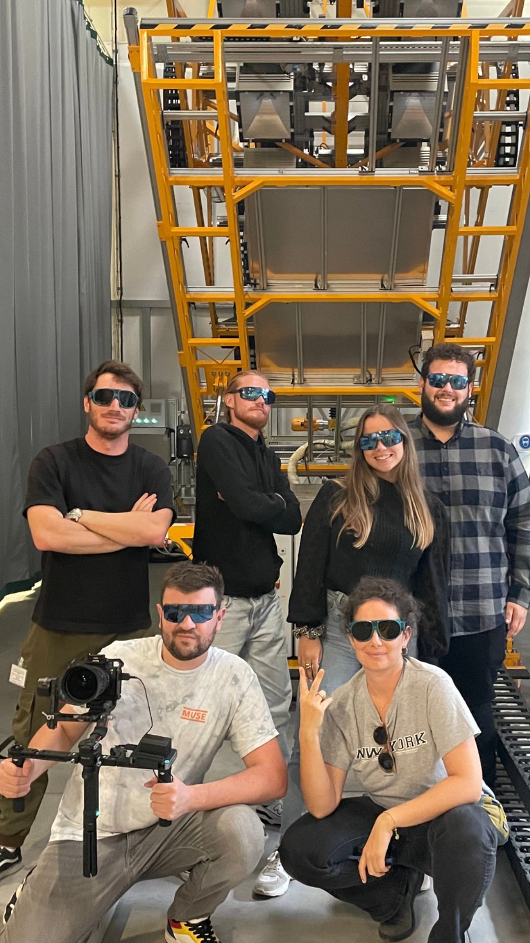 Clap de fin sur une belle et intense semaine de tournage avec @agencebproduction pour le CEA.
Un film manifeste que j’ai pensé et écris ces derniers mois et que je co réalise avec @henrimothe et dont nous avons (super) hâte de vous montrer le résultat !
Un grand merci à la prod portée par @amanda_bgno, pour l’orga et la navigation entre Saclay, Palaiseau, Grenoble et Chambéry.
Merci à @xavierlaurent31, chef op exceptionnel, à Jonathan et Clément, clients bienveillants.
À bientôt ✌🏼