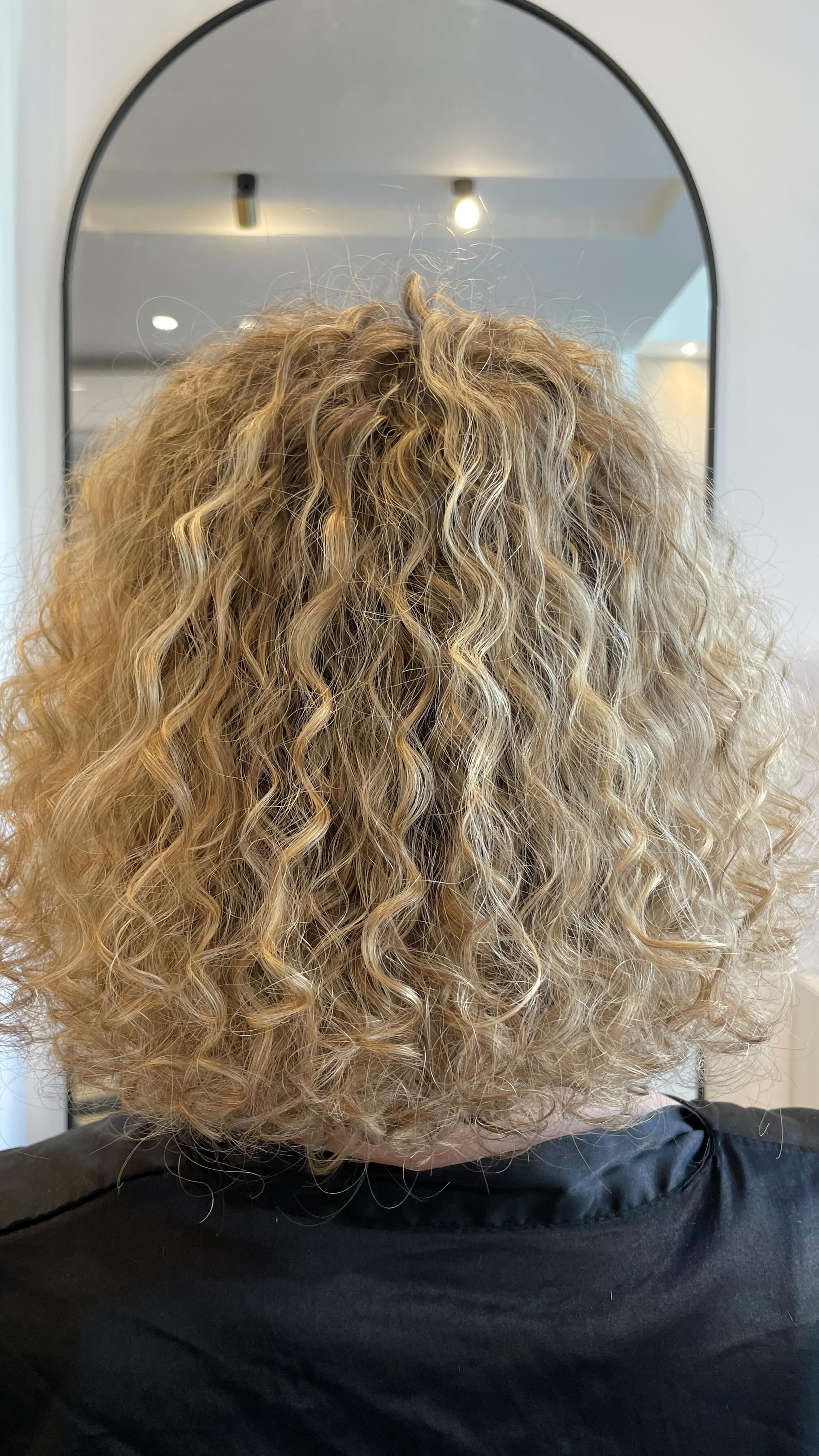 Can we get a little commotion in the back for the curly volume? ❤️🔥
#curls#ohcurl#curlygirl#hair#haircare#hairgoals#hairsalon#curlygirlmethod#hairtransformation#viral