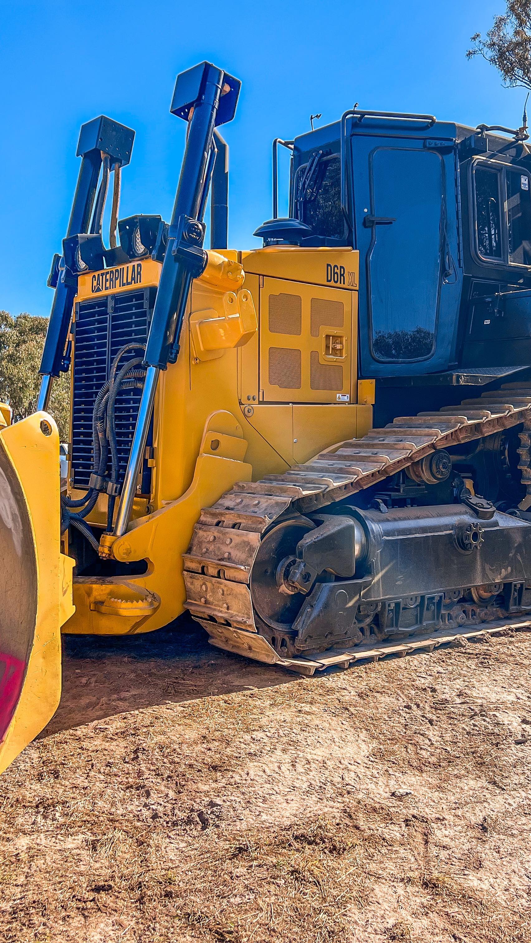 Newest addition to our fleet welcoming this D6R vpat with the Vast touch. Can’t believe how good this thing came up. Big shoutout to @bradley_griffiths99 for jumping behind the spray gun on this one 💪🏽