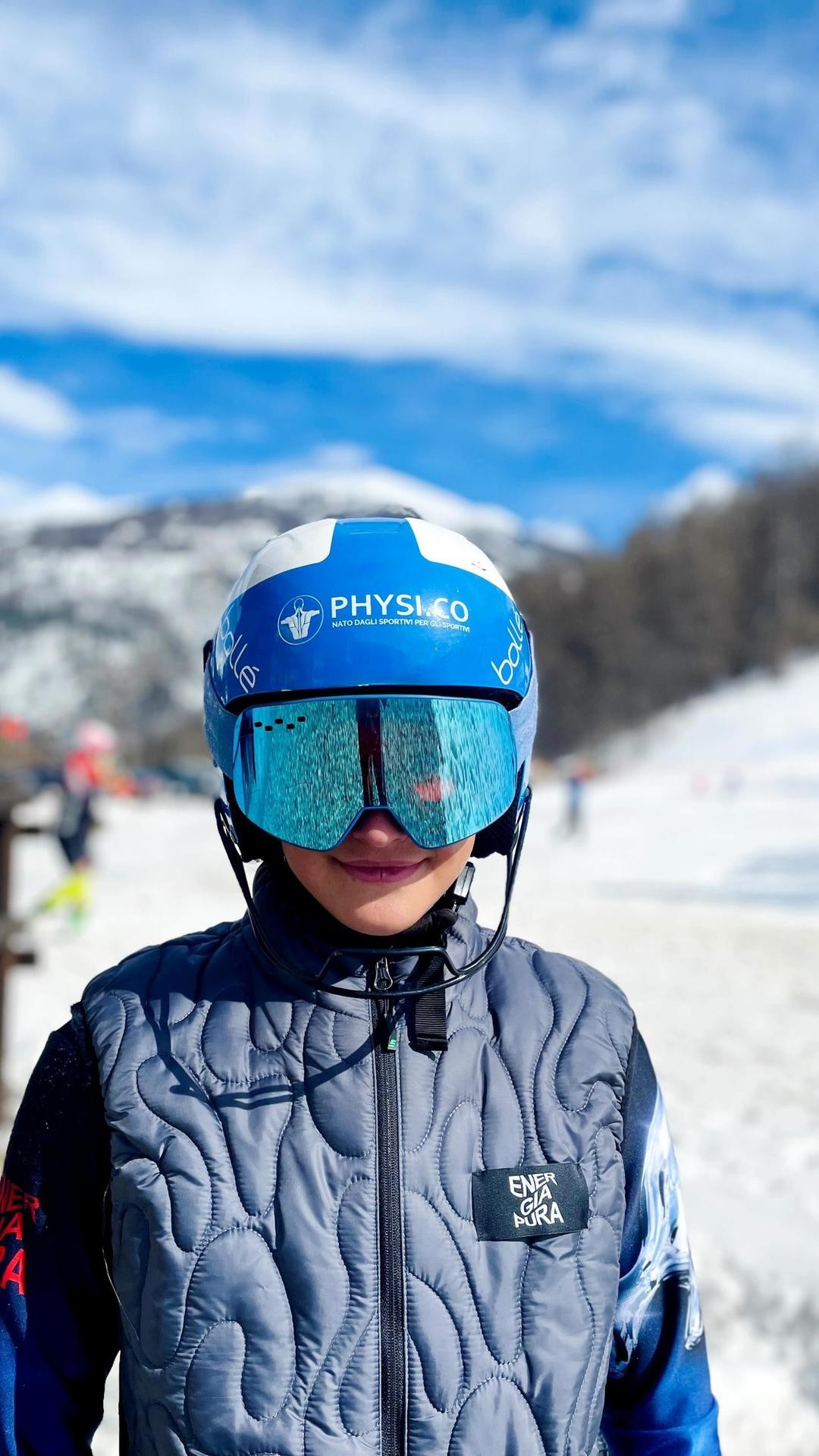 Tutto è iniziato quasi per gioco⛷️
Un paio di ragazzi e tanta voglia di aiutarli a migliorarsi‼️ e poi siamo diventati di più, c’è chi ha deciso di fare un percorso completo e chi ci viene a trovare ogni tanto per soffrire un po’ insieme durante lo stretching e lo yoga con @ottaecarota e @virgi_pareto o durante circuiti interminabili con @edoardopolverini 🏋️♀️
Le ore di studio e di confronto si sono trasformate poi in quel semplice adesivo sul casco di ognuno di loro💙
Un po’ a rappresentare le ore di sudore, di esercizi e di risate fatte insieme che ci hanno reso in qualche modo una famiglia🤍
Bravi ragazzi, bravi tutti per l’impegno e la dedizione che mettete in questo sport in pista e fuori‼️⛷️ non possiamo ancora sapere quale sarà la strada di ognuno di voi, noi speriamo solo di trasmettervi qualcosa e magari di ispirarvi anche un pochino, vi vogliamo tanto bene, la vostra famiglia della preparazione atletica 💙 #preparazioneatletica #scialpino⛷🎿❄️ #sci #acro #yoga #mobility #family #team #bardonecchia #sestriere #vialattea #physico