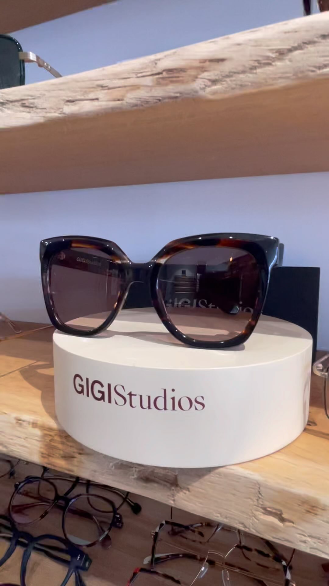 L’été approche ☀️
N’hésitez pas à venir découvrir nos nouvelles collections 😎
Belle journée à tous.
#leslunettesdebenjamin #solaire #sunglasses #😎