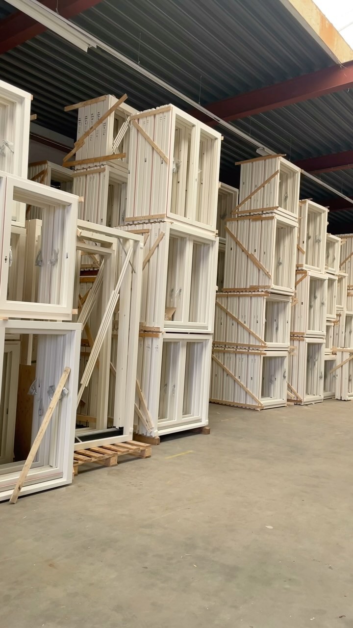 Kleine kozijnen OP VOORRAAD!
Bent u op zoek naar een toilletraam, dakkapel kozijn of draaikiep raam? Wij hebben deze in diverse maten op voorraad, dus bestel deze snel op onze website of maak een afspraak om langs te komen.
#wcraam #kozijn #verbouwen #wooninspiratie #dakkapelkozijn #Bouw