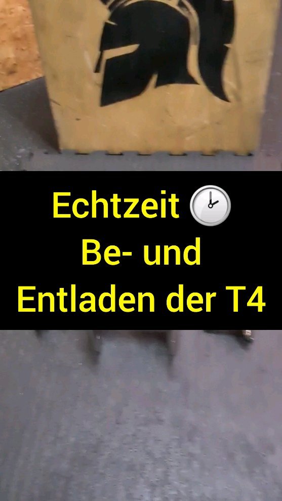 45 Sekunden für die Erstbeladung sind eine super Zeit. Natürlich gibt es Hantelsysteme, die schneller sind, aber was bringt das schnellste System, wenn es nach 30 kg die Puste ausgeht? Meiner Meinung nach wird hier zu viel Fokus auf etwas gesetzt, das sich gut verkaufen lässt, aber nur einen sehr kleinen Beitrag zum Trainingserfolg leistet. Warum? Es ist noch kein Mensch auf der Erde maßgeblich stärker geworden, nur weil er die Gewichte in 5 Sekunden verändern kann. Hingegen sind diejenigen, die den Fokus auf das Gewicht gelegt haben, alle stärker geworden. Ich habe eigene Erfahrungen mit den schnellverstellbaren Hantelsystemen gemacht, und wie so oft erzählt dir keiner die Nachteile. Zum Beispiel können diese nur im Rack verändert werden. Das hört sich nicht schlimm an, aber bei einem Dropsatz, wo der Gewichtswechsel forciert wird, sieht es dann eben so aus, dass während dem Bankdrücken jedes Mal zum Rack gelaufen wird, um die Gewichte zu verändern. Ein weiteres Problem ist, du musst die Hantel auch noch da reinbekommen, denn die Hantel will auch, dass du pfleglichst mit ihr umgehst. Wenn deine Muskeln gerade am Versagen waren, ist das nicht mehr so einfach.
Deshalb habe ich die T4 so konstruiert, dass sie ohne Rack auskommt. Der Ablauf sieht etwa so aus: Bankdrücken - auf dem Boden ablegen - entladen - Bankdrücken - auf dem Boden ablegen - entladen, usw.
Solltet ihr noch Fragen zu der T4 haben könnt ihr euch gerne Melden. Schöne Grüße Timo