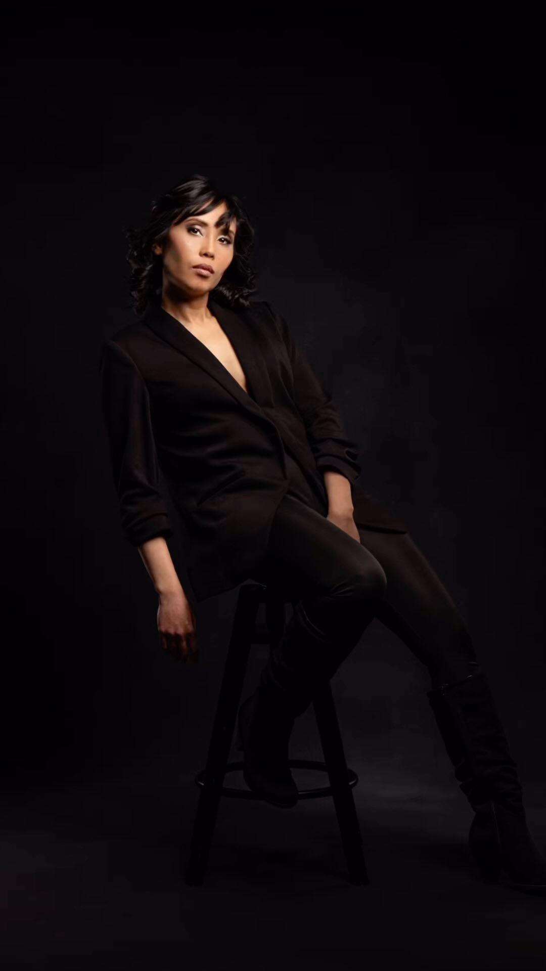 I don’t have a studio, so it’s very rare that you will see me shooting studio portraits. But last night a few PPOC members and I played at @portraitartistrybyashley studio! I had so much fun, maybe I need to shoot more studio stuff 🤔
Eve from @thepersonalflorist was a beautiful model for us!
Makeup & Hair: @guitarhairdezignsymm @esthetics_by_char