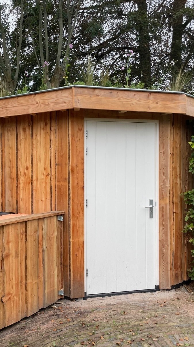 Bekijk deze elegante met dichte deur met groeven geplaatst door John Sander Hoveniers. Of je nu je huis een upgrade wilt geven of op zoek bent naar die perfecte finishing touch voor je interieur, deze deur voegt ongetwijfeld karakter en stijl toe aan elke ruimte. De subtiele groeven in het ontwerp zorgen voor een unieke textuur en een moderne uitstraling.
Bestel deze deur nu via onze website of stuur ons een berichtje.
#HandelsondernemingEdvanDuin #InterieurDesign #DeurMetGroeven #Schuur #bouwen #Verbouwen #wooninspiratie #Wonen #kozijnen