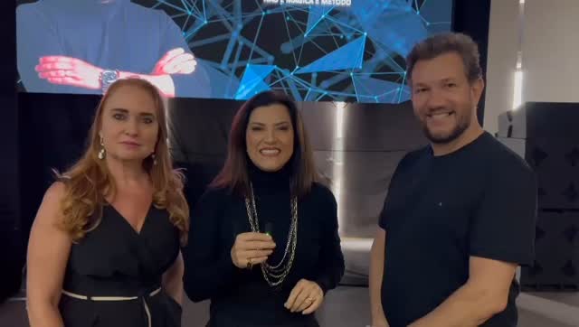 Evento Inesquecível com Juarez Leite 💈🔥
Tive a honra de organizar um evento especial que contou com a presença do mestre Juarez Leite, um dos grandes nomes do Visagismo no Brasil. Ele trouxe muito conhecimento, técnicas e inspiração em uma palestra que com certeza marcou todos os presentes. 🎤✂️
Quero agradecer de coração a todos os barbeiros e cabeleireiros que compareceram e fizeram desse dia um momento único. A presença de cada um foi essencial para o sucesso do evento.