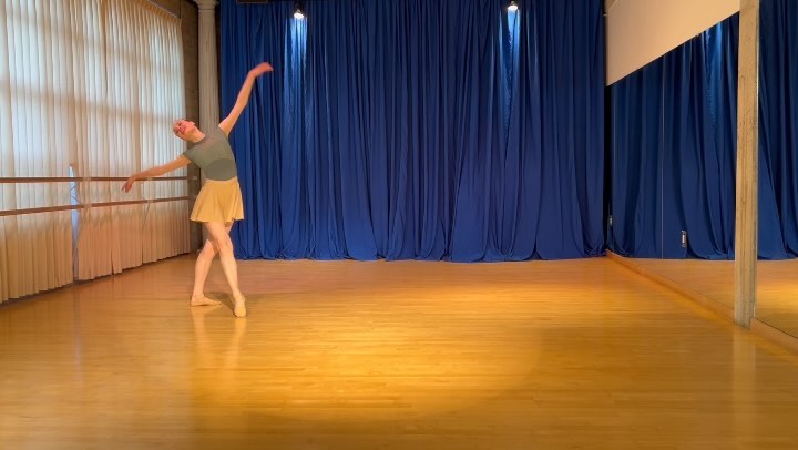 RammDance company member @lenaalvino performing a new solo choreographed by @courtney_ramm ,
at the Dionysian Festival in San Francisco,
a sneak preview of what’s to come in our upcoming performances in a few weeks!! 🪈🎹🎵
Stay tuned for details…!
.
.
.
.
.
#rammdance #moderndance #ballet #classicaldance #bayareadance #bayareadancecommunity