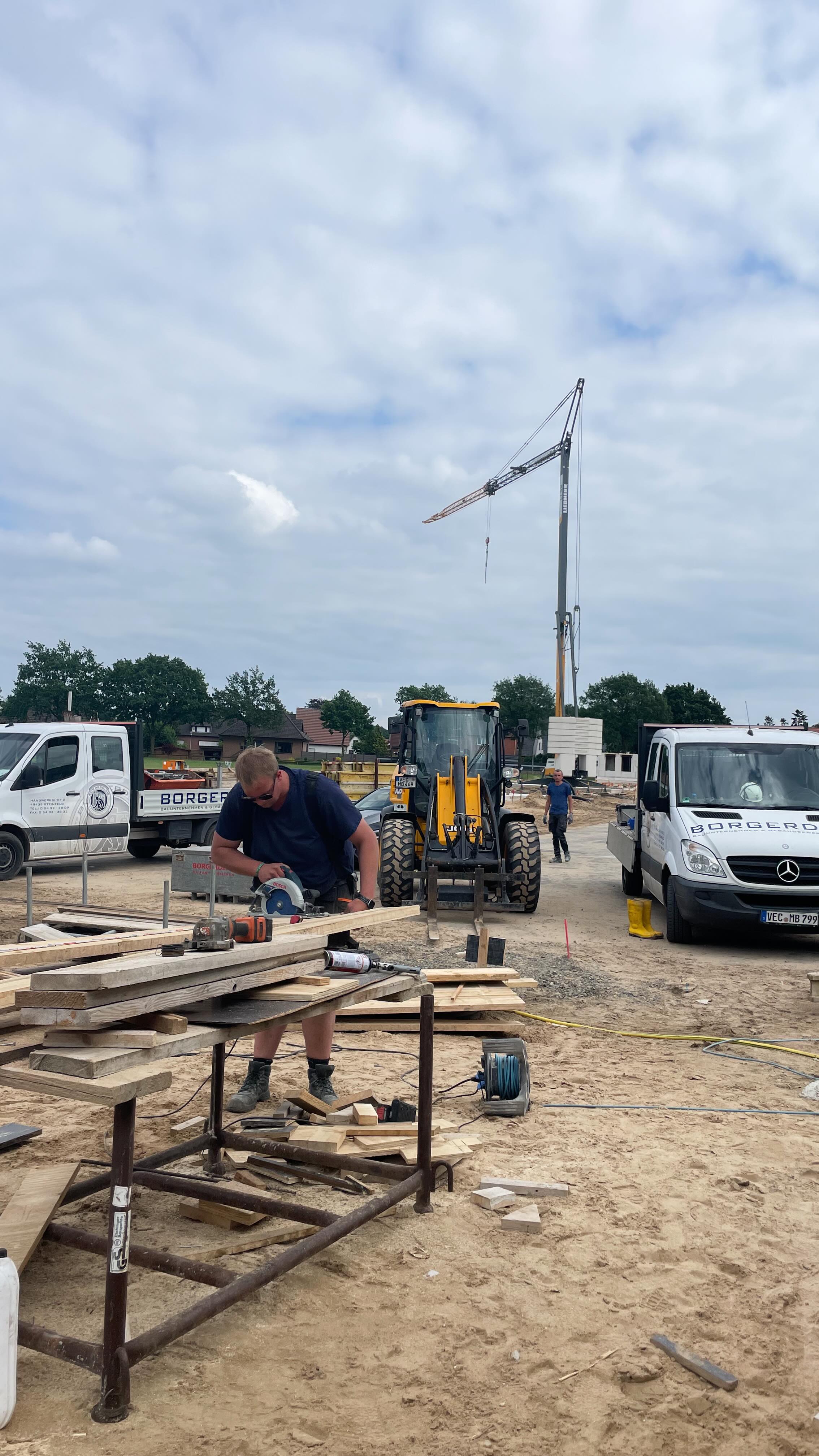 Volle Maurer-Kraft voraus! Die einzelnen Häuser wachsen wie das Gras auf den Wiesen! Das Quartier nimmt Gestalt an 🏘️
Die nächsten Gewerke stehen in den Startlöchern 🏗️
#steinfeld #baustelle #quartier
