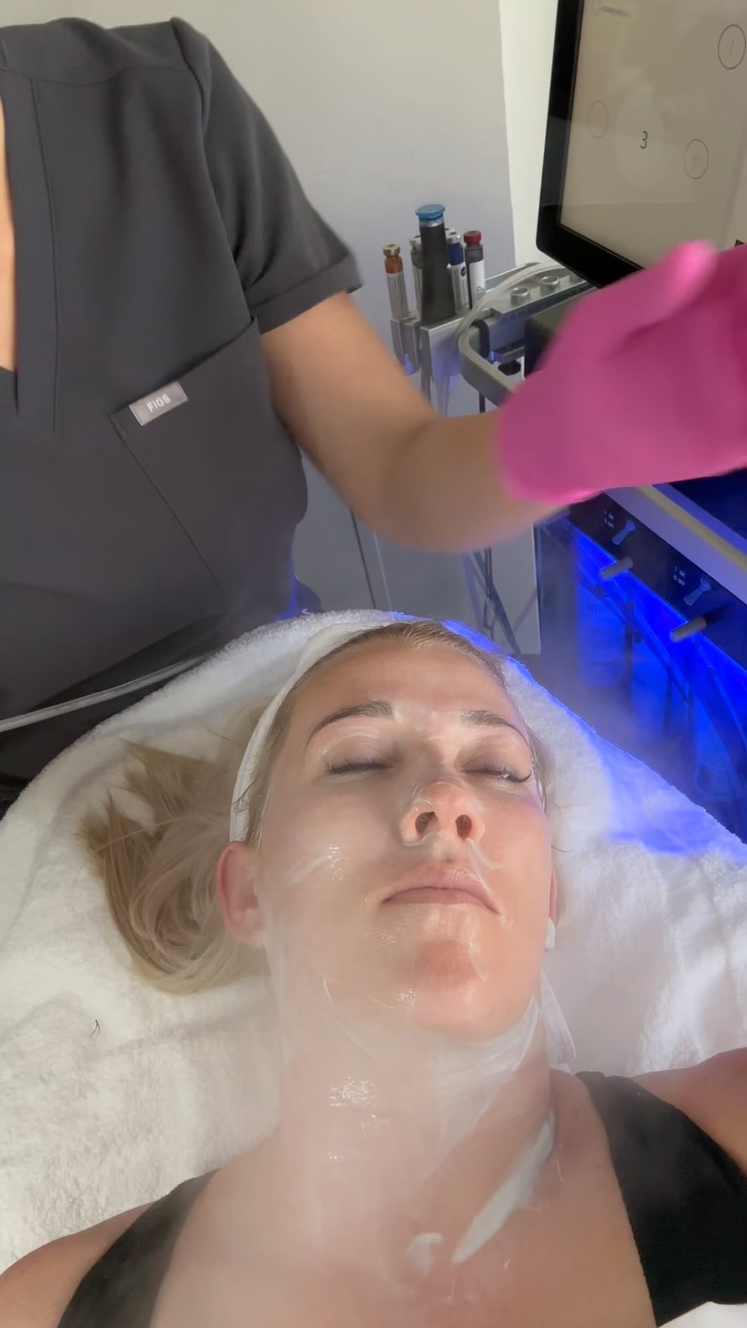 Did you know Platinum Hydrafacial includes lymphatic drainage. Here are the some benefits of lymphatic drainage Reduces swelling ✨Increases collagen production ✨Open your lymphatic system to increase lymph flow✨Improves circulation✨Depuff the face and neck✨Detoxify ✨Tone and firm the facial Skin.
Call today to schedule your Platinum Hydrafacial 509-666-2507 #hydrafacial #skinbetterscience #zoskinhealth #eltamd #epionce