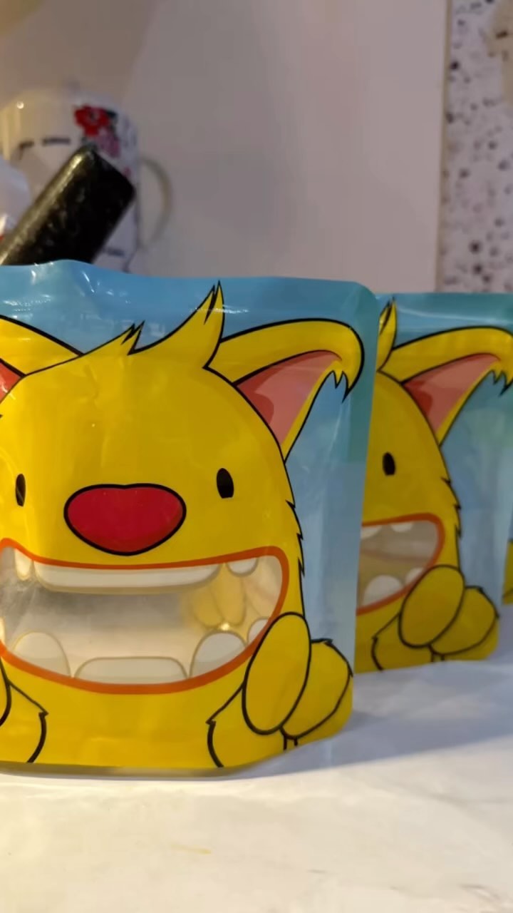 Making fruit bags for the week, is just heavenly 🍉🍇🫐 and using our @nomnomkids @nomnomreusables monster pouches makes it so easy and perfect for mama @minymize and saddy @keval_77 yes thats right perfect for parents to take lunches and eat well, but our #haribobaby loves these just as much as us!!!
What will you put in your fruit bag?
#eatinghealthy #healthylifestyle #pregnancyfruit #eatingwell #reuseable