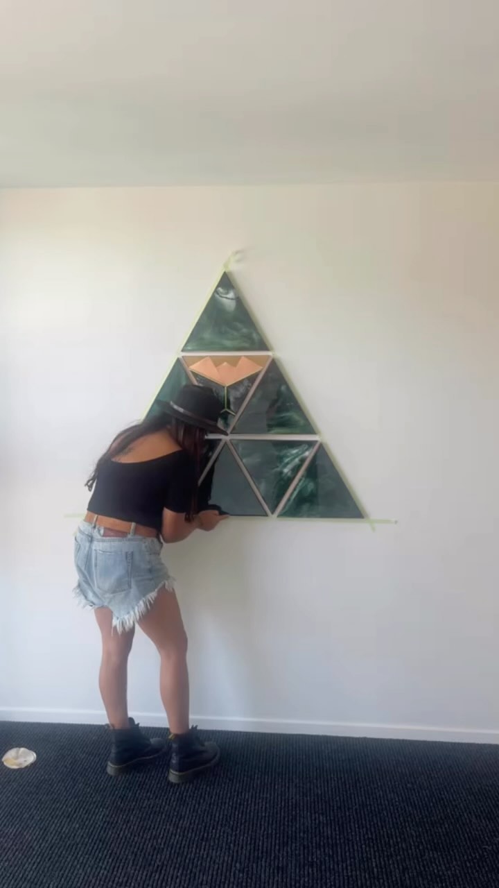 #motuekalibrary #comissionart #contemporaryart #tāniko #māoriart #māoriartist #resin #replicatingpounamu #art #studio #workshop #triangle #copper #whakapapa #wahinematikecollection #tkapturedphotography #aotearoanz🇳🇿