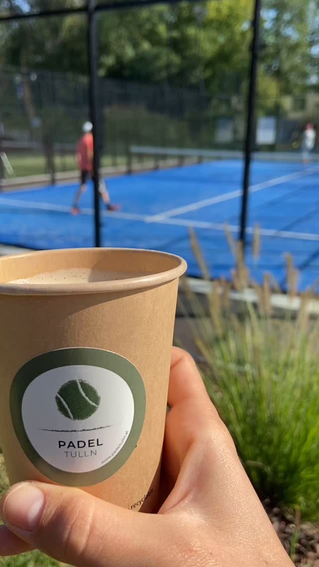 🥳🎾 Event / Turnier 🎾🤩
Padel Tulln Americano Turnier
📆 Sa., 14.06.2025
🕐 13:00-ca. 19:00 Uhr
Americano - das bedeutet:
Jede(r) gegen Jede(n)!
Melde dich als Einzelperson an und spiele in jeder Runde mit einem anderen Partner und gegen wechselnde Gegner. Spaß, Abwechslung und tolle Erfahrung garantiert! 🙌
Passend zum Namen darf auch guter Kaffee nicht fehlen 😊☕️ Den und ein einige Köstlichkeiten wird es geben, daher lohnt sich ein Besuch auf jeden Fall 😊
Alle weiteren Infos bei unseren News 👉 Link in Bio
Anmeldungen bitte per Email an info@padeltulln.at
Wir freuen uns auf euch! 🤩
#tulln #tullnanderdonau #outdoor #sport #sporttulln #padelturnier #americanoturnier #padelaustria
