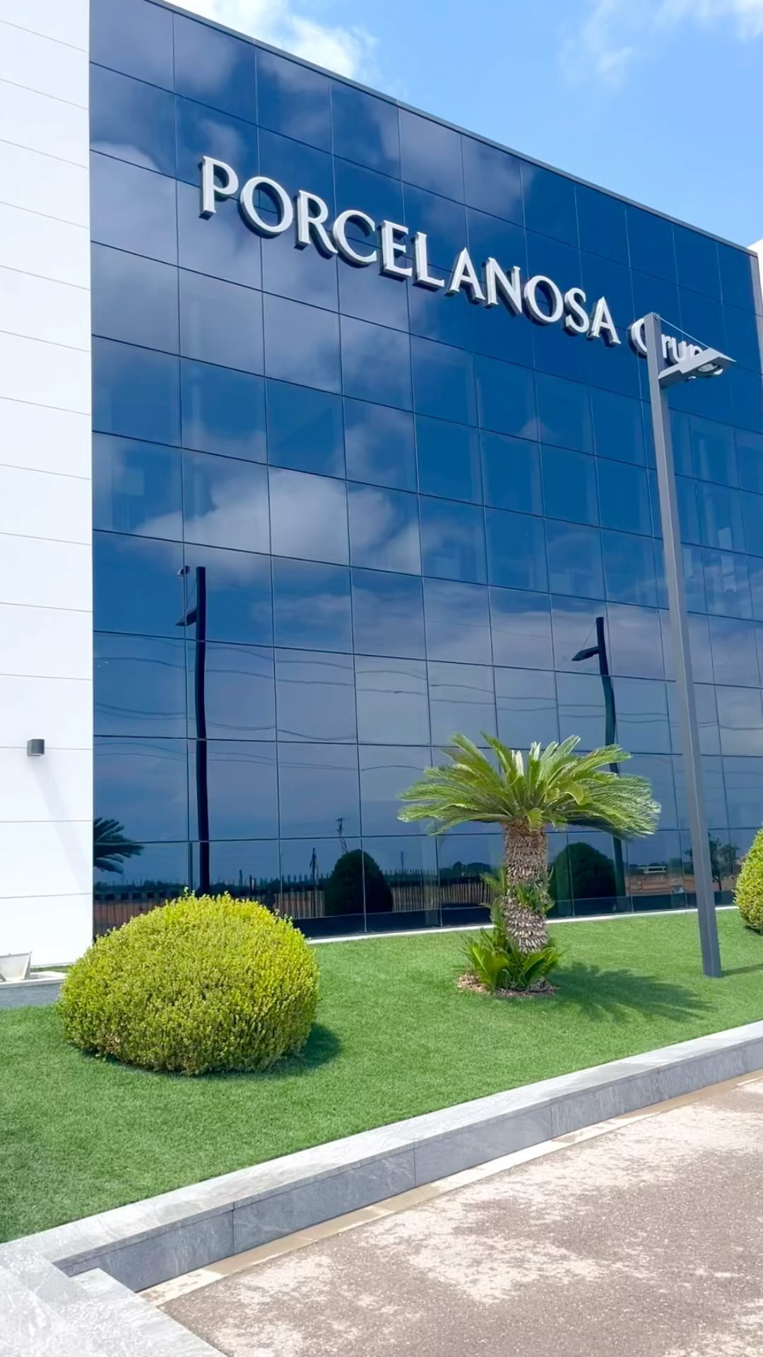 Something very exciting happened this week…..I was invited to tour the Porcelanosa factories in Spain. With a group of ten other interior designers, developers and contractors from Scotland, we spent two days touring multiple showrooms and factories, showcasing the vast range of bathroom and kitchen designs and products.
The scale of the whole operation was mind blowing, huge modern buildings spanning miles of Spanish countryside and surrounded by the famous orange groves of the Valencia region.
I found our visit incredibly inspiring, and I’ve come home brimming with ideas. Alongside the stunning kitchen and bathroom designs we were also able to see some new and very innovative ideas, such as invisible induction hobs and charging points which were built into the worktop, allowing for a much more streamlined and practical workspace, total genius!
Thank you so much @porcelanosa for an unforgettable trip 😊