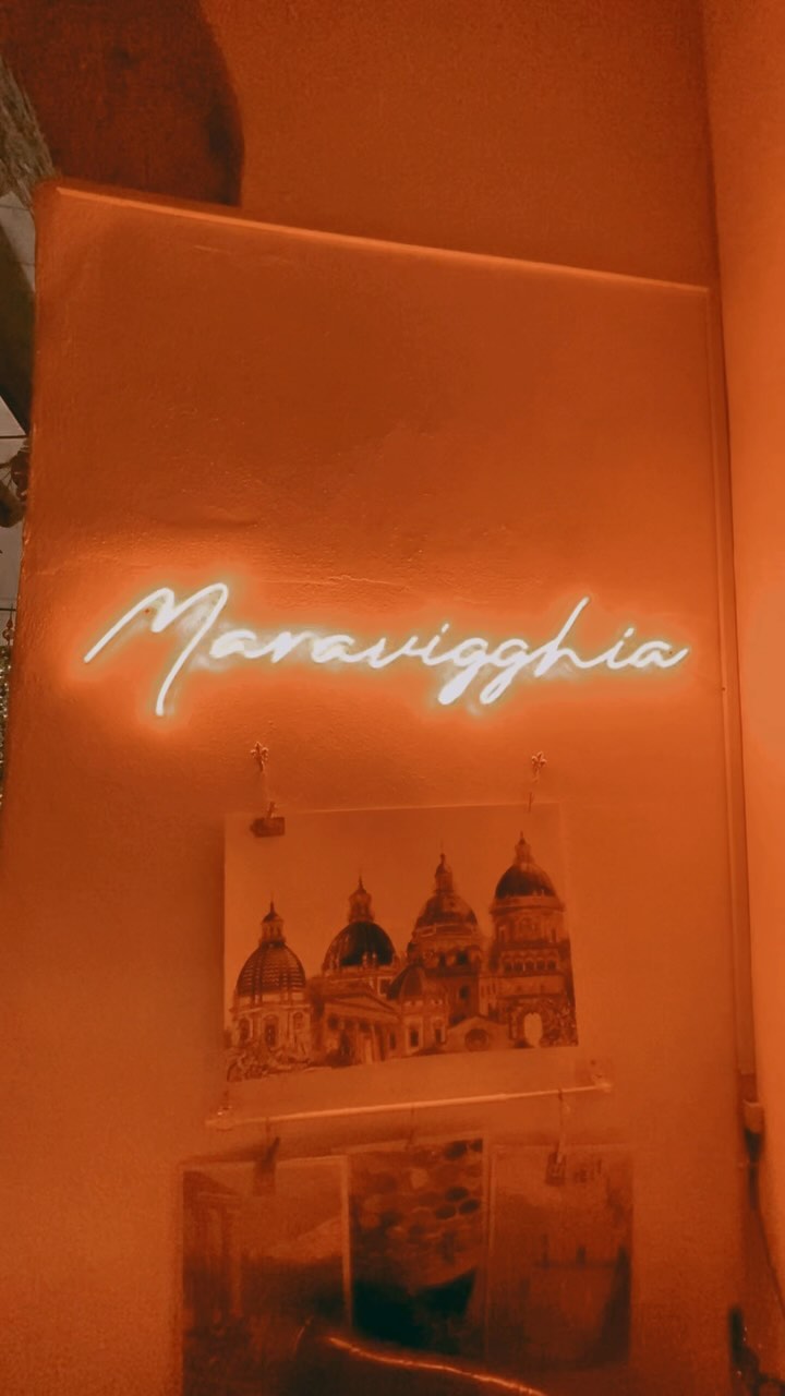 โจ Giochiamo in anticipo? Il conto alla rovescia รจ INIZIATO! ๐
๐ Questโanno al nostro Hub vi sentirete davvero in un set natalizio grazie al nostro caro amico Daniele che ha dato un tocco speciale!
Tra pigne giganti in cartone riciclato, rami secchi e il tradizionale albero di Natale venite a scoprire quanti prodotti originali abbiamo in serbo per voi e lasciatevi conquistare dalla magia delle feste!
ITโS TIIIIME! โ๏ธ
Ci troviamo in Via Giovanni Meli, 53 (da martedi a sabato 9-13 | 16-20), scopri di piรน su maravigghiaforsicily.com
#maravigghiapalermo #xmasvibes #xmas2024 #palermo #sicilyxmas #wintersicily