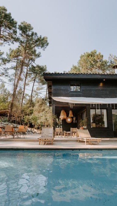 Vous n’aurez plus envie de repartir ☀️⛱
🏡 Cette grande maison spacieuse offre un espace agréable pour accueillir vos amis et votre famille dans le plus grand confort. Avec ses multiples chambres élégantes et ses espaces de vie lumineux et aérés, chacun trouvera son propre coin de paradis pour se détendre et se ressourcer.
🌿 Dès que vous franchissez les portes de La Villa La Dune, vous vous sentirez comme chez vous, mais avec un confort inégalé. L’intérieur est décoré avec goût, avec une ambiance paisible et relaxante.
☀️ En été, la terrasse ensoleillée est l’endroit idéal pour savourer des repas en plein air, entourés par le parfum des pins. Et lorsque vient le temps de se rendre à la plage, il vous suffit de quelques pas pour plonger dans les eaux turquoise de l’océan Atlantique, pour une journée à bronzer et à se baigner sous le soleil éclatant du Cap-Ferret.
🏄🏻♀️ Que vous soyez en quête d’aventures en plein air, de moments de détente sur la plage ou de soirées animées entre amis, La Villa La Dune est le lieu idéal pour créer des souvenirs inoubliables et vivre des vacances mémorables au cœur de cette région paradisiaque.
Réservez dès maintenant votre séjour à La Villa La Dune et laissez-vous séduire par le charme intemporel du Cap-Ferret 🌴
#vacances #capferret #vacancesaucapferret #quoifaireabordeaux #vacancesaucapferret #maisonvacances #villaatypique #maisonluxe #vacancesluxe #villadereve