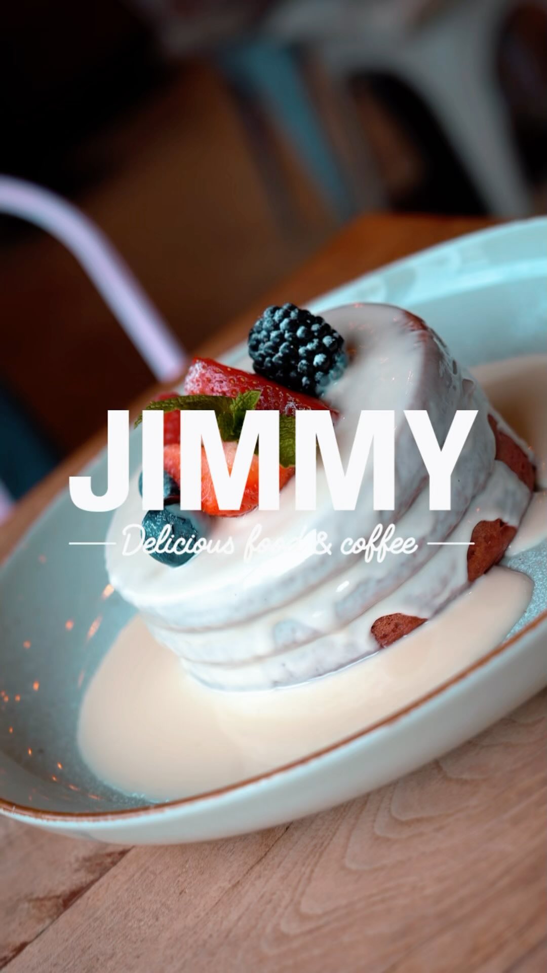 Guess who’s back? Red Velvet Pancakes zijn weer terug op ons menu! Kom snel langs en trakteer jezelf op deze heerlijke pancakes. Mis ze niet! 🥞🔥🍓 #RedVelvetPancakes #MenuFavorieten