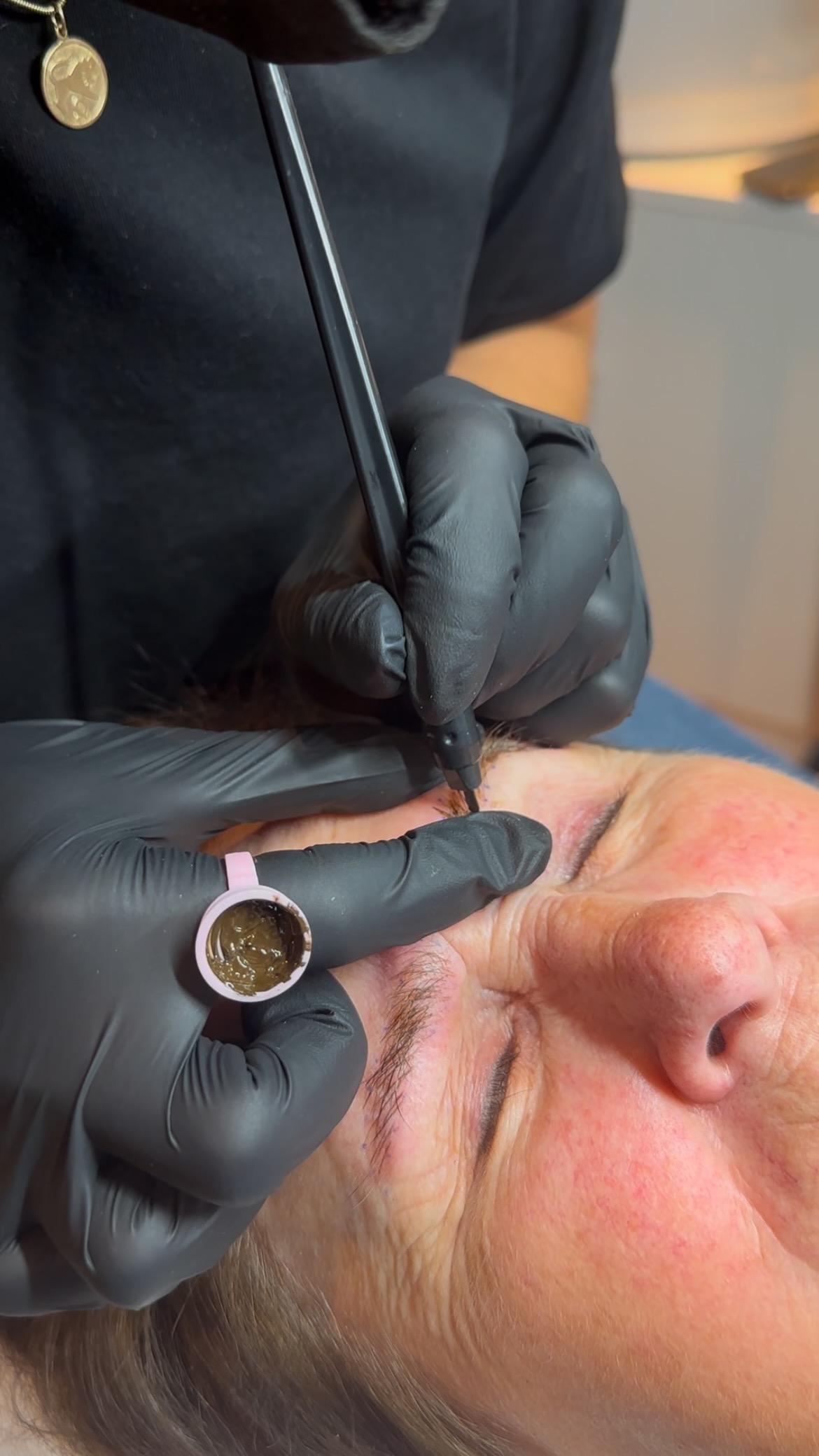 Natürliche schöne Augenbrauen, die begeistern! 💫
Microblading gibt Deinen Brauen die perfekte Grundlage – individuell, präzise und natürlich. 🖌️🤎
💡 Hast Du Fragen? Schreib mir gerne oder buche Deinen Termin direkt online.
#microblading #perfectbrows #studioblueneburg