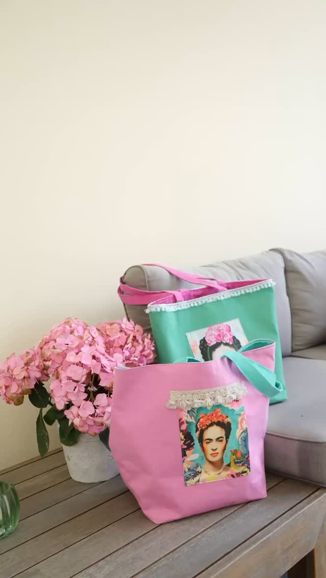 ✨ Handgemacht mit Herz ✨
Bei uns im Strasser Hof lieben wir nicht nur gutes Essen und gemütliche Gastfreundschaft – sondern auch die wunderschönen Taschen von @labellajuditta 💛
Judith fertigt ihre Taschen und andere Schmuckstücke mit ganz viel Liebe zum Detail – und das sieht man! Die Damen des Hauses sind große Fans und tragen ihre Stücke mit Begeisterung.
Lasst euch von diesem Reel inspirieren und schaut gern bei Judith vorbei! 💫
#strasserhof #labellajuditta #handgemacht #straßertal #lieblingsstücke #taschen #taschenliebe #handmadewithlove