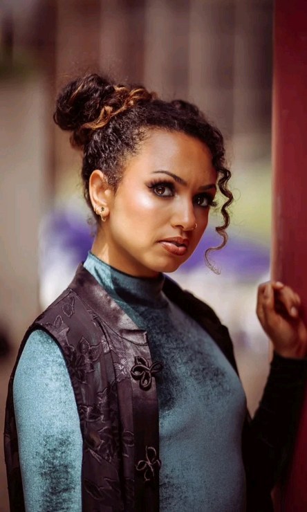 Originaire de la Réunion, Eloïse est venue s’installer en France il y a 3 ans.
La danse faisant partie intégrante de la culture de son île, elle a toujours aimé danser.
Commençant bien évidemment par le Séga et le Maloya qui sont les danses traditionnelles de la Réunion, elle découvre à l’âge de 14 ans la danse sportive, plus communément appelé « Danse de salon ».
Séduite par la diversité de ces danses latines et standards, elle se met à la compétition en couple, en solo ainsi qu’en équipe.
Intéressée par les danses urbaines également depuis son plus jeune âge, elle décide au fil des années de prendre des cours de Hip-hop et d’afro.
Amoureuse de Jazz et de Swing, elle découvre à ses 20 ans le Lindy Hop et commence ainsi à prendre des cours et participer à des soirées de danses sociales afin de mettre en pratique tout cela.
1 an plus tard, après avoir vécu deux années en Australie, elle y découvre le jonglage / manipulation feu.
Partant vivre en Nouvelle Zélande, elle décide de continuer à découvrir cet art de la danse avec le feu et ainsi apprendre ses techniques.
En 2021, elle a l’opportunité de faire une initiation en cerceau aérien, agrès tout nouveau pour elle et qu’elle découvre.
Charmée par cette discipline circacienne, elle décide de prendre des cours puis très vite s’achète son propre cerceau et continue à se former elle même.
Toujours curieuse, Eloïse adore toucher à tout et ne manque pas de détermination quand à l’engagement que cela implique pour progresser.
Faisant tout cela par passion avant tout, le naturel dans tout ce qu’elle fait est d’autant plus présent.
Pour suivre cette artiste c'est par ici @eloise.deville
Professionnel du spectacle, vous souhaitez contacter cette artiste ? Rdv sur notre site/Lien en bio
#danseuse #cerceauaerien #danseuseaerienne #artiste #spectacle #ohlartiste