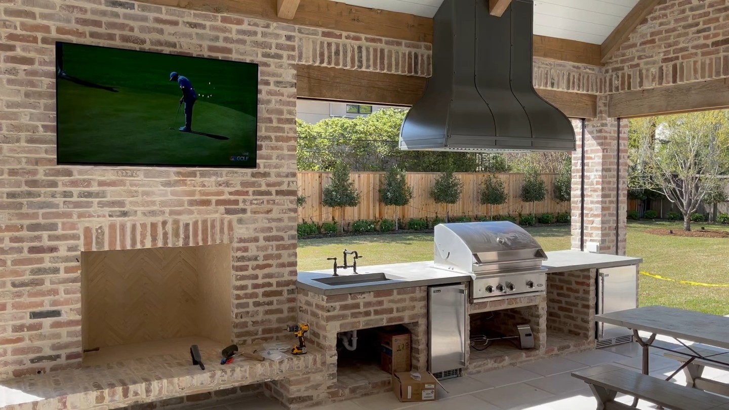 Looking to add a little something to your outdoor patio? Outdoor shades are the perfect addition to enclose that space and keep those pesky bugs out.
#insolroll #outdoorshades #outdoorshadesolutions #lutron#patio #coveredpatio #outdoorblinds #backyard