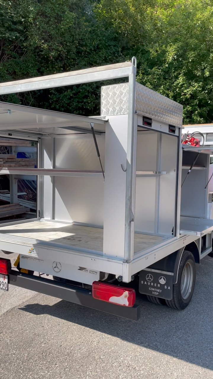 Spécialiste dans la transformation, la modification et l’adaptation de véhicules utilitaires 🚙🚛🚚🚒🚐 en Valais, la Carrosserie des Berges vous fait bénéficier de ses compétences et de son savoir-faire en serrurerie automobile.
Pont en aluminium fixe ou basculant, Pont bâché, Caisses diverses, Construction spéciales, Grues, Lames à neige, Aménagement de Remorque ...
Contactez dès maintenant notre équipe pour une proposition personnalisée !
#bergession #sion #sionmaville #valais #oiken #transformation #aluminium #outildetravail #handmade #swissmade