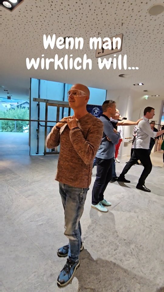 Da standen wir nun... der erste Schritt eine kleine Herausforderung, ein Test für die Entschlossenheit.
Willenskraft ist der Antrieb, der uns in Bewegung setzt, aber ohne die Vorstellungskraft, die uns das Unmögliche als möglich sehen lässt, wären wir stehen geblieben. In diesem Moment, als das Eisen nachgab und sich bog, wurde klar: Unsere Gedanken formen die Realität, und manchmal braucht es nur den Mut, diesen Gedanken zu folgen.
Manche Dinge, ja, sie gehen nur über Willens- und Vorstellungskraft. Und zusammen, als ein Team, ist die Macht dieser beiden Kräfte grenzenlos.
#yoga #entschlossenheit #disziplim #yogabalance #persönlichkeit #balance #wille #willenskraft #yogahero