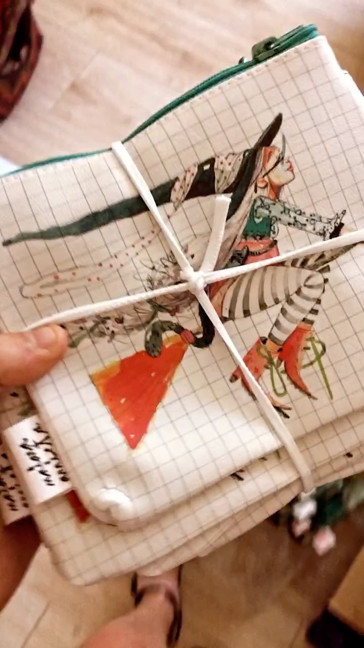 Se acerca la época fuerte de ferias! Este verano hemos descansado de mercaditos, pero hemos trabajado duro desde el estudio y tenemos casi toda la polipiel repuesta. Se queda nuestro almacén listo para retocar el stock de la web en cuanto volvamos del pajar, porque este finde retomamos la obra!!!!
.
.
.
#bruja #brujas #brujeria #witch #witches #wicca #brujabuena #brujaescoba #diseñodemoda #diseñodecomplementos #complementos #complementosbonitos #regalo #regalobonito #regalosbonitos #regalosespeciales #dentrodellapicero
.
.
.