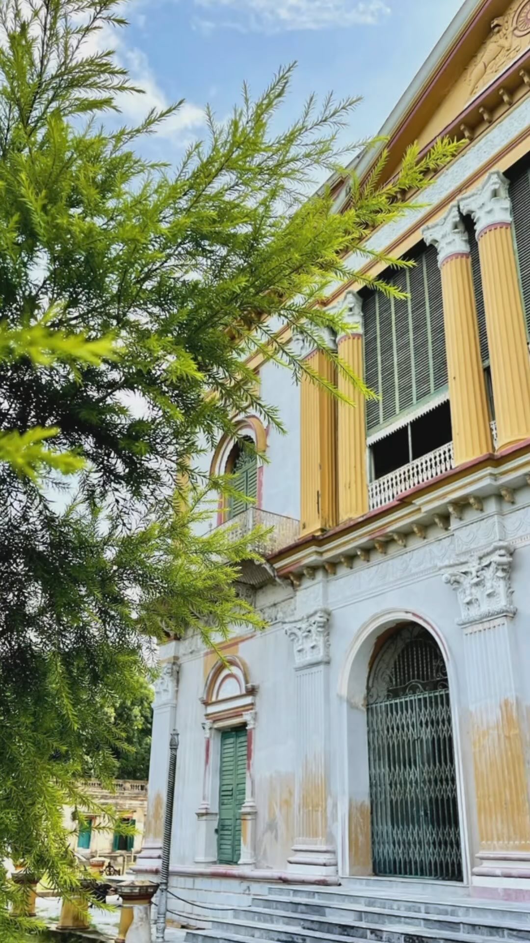 Cruising into India’s greatest river valleys ⚓️ #lovewithabncruises #assambengalnavigation
.
.
.
#gangesrivercruise #brahmaputrarivercruise #smallshipbigadventure #smallshipcruise #smallshipcruising #rivercruising #rivercruiseindia #rareindia #conscioustravel