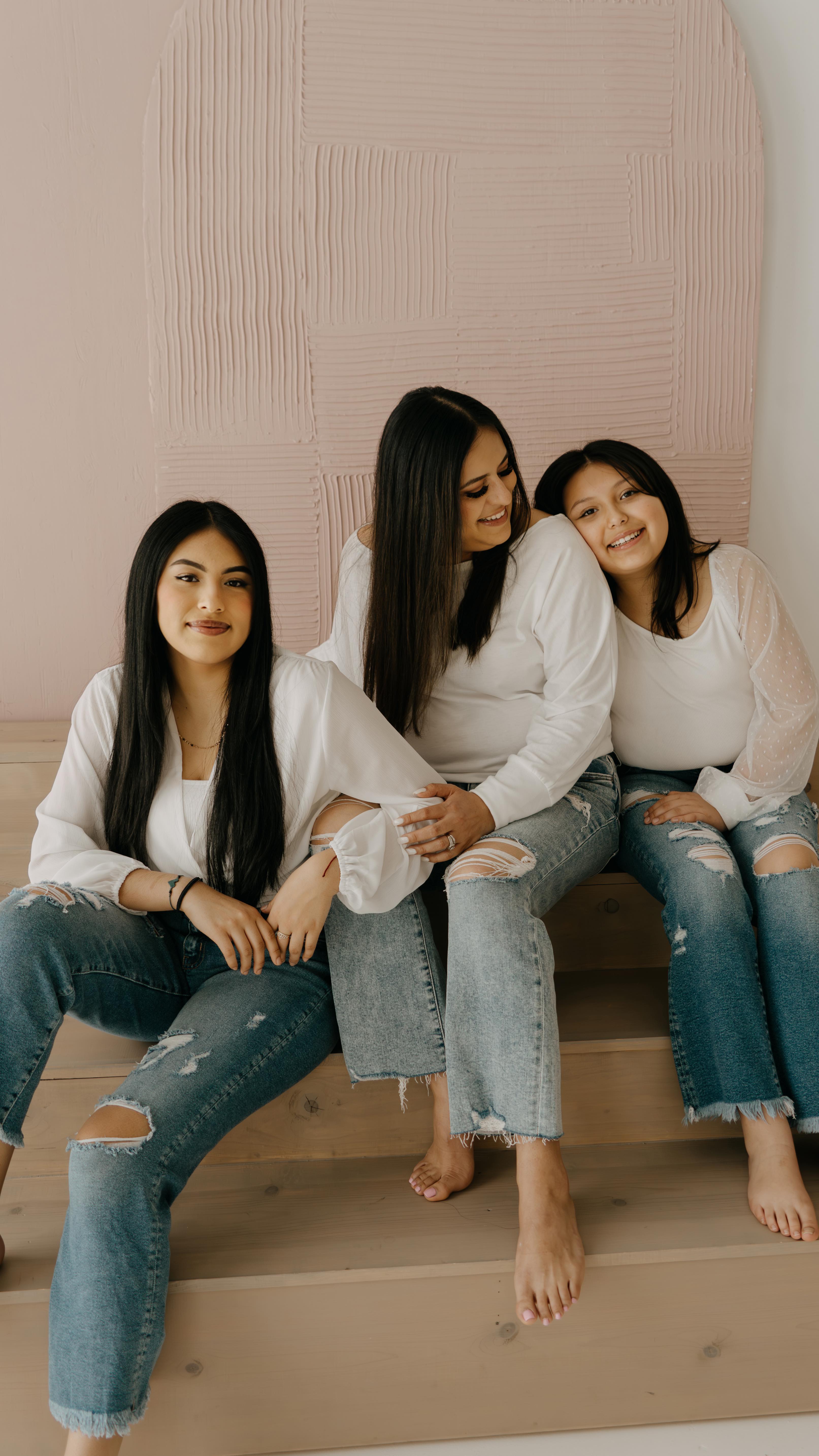Liz and her sweet girls 🤍🌿
#motherhood #daughters #mothersday #oregonphotographer #studio