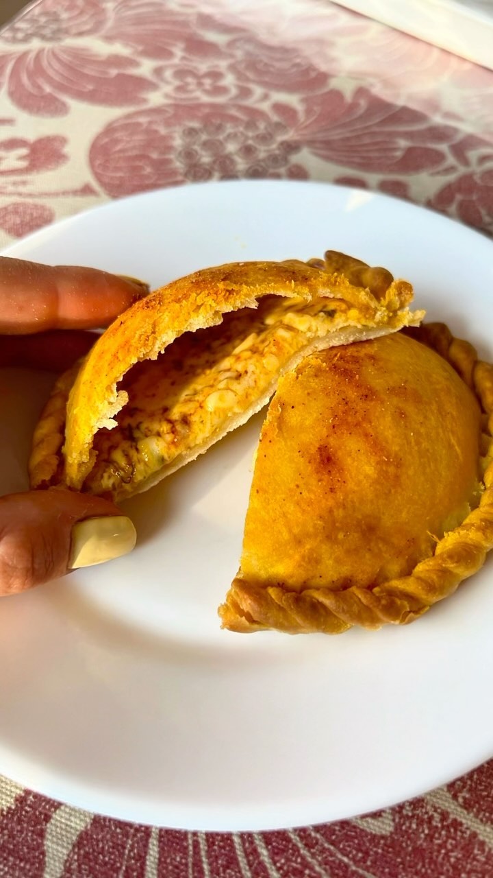 El placer de comer una empanada Pukacapa 😌
#empanadasbolivianas #pukacapas
