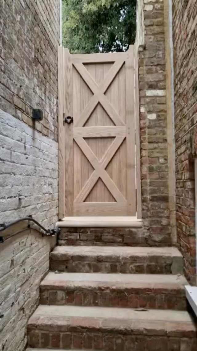 Today install was this bespoke oak gate.
#bespoke #handmadeuk #handmade #garden #gardendesign #gardeninspiration #gardeninspo #gardening #gardengate #gardenfence #gardenfurniture #garden #london #londonlife