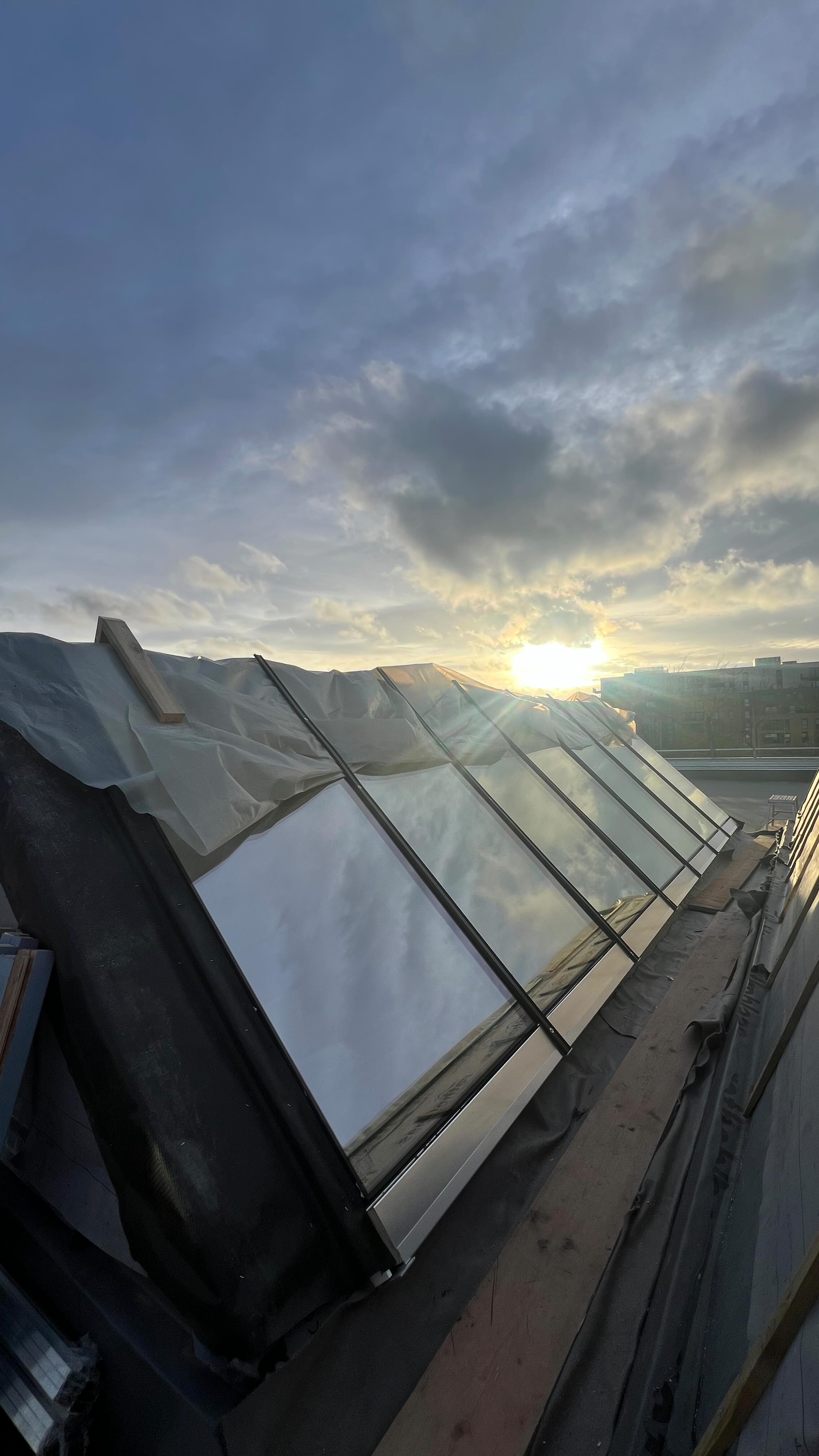 Pipe work, Atrium Glazing, Façade Substrate, Zinc, Roof & MEP progress at the Guildford Offices 🏢🏗️🚧🧱👷♀️🦺
.
.
.
#structure #architecture #construction #concrete #structuralengineering #civilengineer #photooftheday #formwork #building #architecture #engineering #scaffold #steel #concretelife #concreteconstruction #builder #formscaff #concreteformwork #CLT #MEP #facade #roofer
