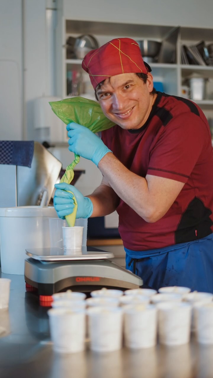 Frisch und voller Energie sind wir zurück aus den Ferien. 💪 Unsere Produktion von feinstem Glacé läuft auf Hochtouren. Deshalb werden wir morgen Freitag ausnahmsweise nicht am Lenzburger Markt sein. Dafür findest du uns am Samstag, 24. August, am Feuerwehrtag in Niederlenz 🚒. Komm vorbei und gönn dir eine Abkühlung – wir freuen uns auf deinen Besuch! 🍦
#riva #rivamanufaktur #rivaglacemanufaktur #glaceproduktion #glace #eisliebe #glaceliebe #lenzburg #ammerswil #welovelenzburg