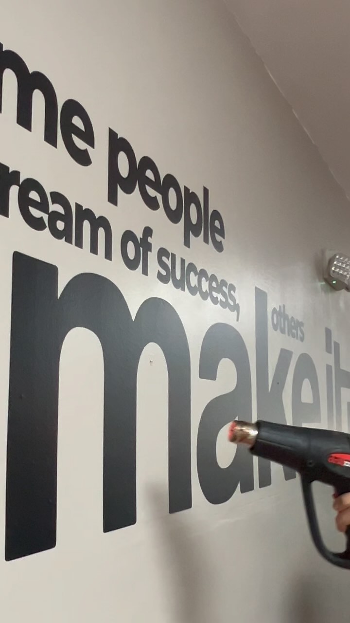 ¡Aquí en Miravic Studios, convertimos sueños en realidades! 💪✨ Nuestra última instalación de Decals trae consigo la inspiradora frase: ‘Some people dream of success, others make it happen.’
¿Estás listo para hacer que tu éxito suceda? ¡Contáctanos y dale vida a tus sueños! 🌟🚀 #MakeItHappen #InspiraciónDiaria #MiravicStudios #TransformaciónConEstilo #decoraciondeoficinas #wallart #motivationart
