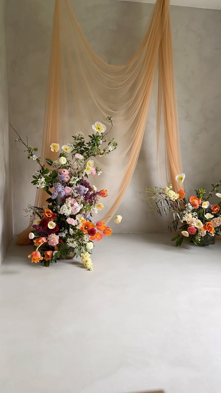 Happy Sunday!! Love this song and love doing flowers in Solveig’s studio ❤️ #studiophoto #flowers #ecofleuriste