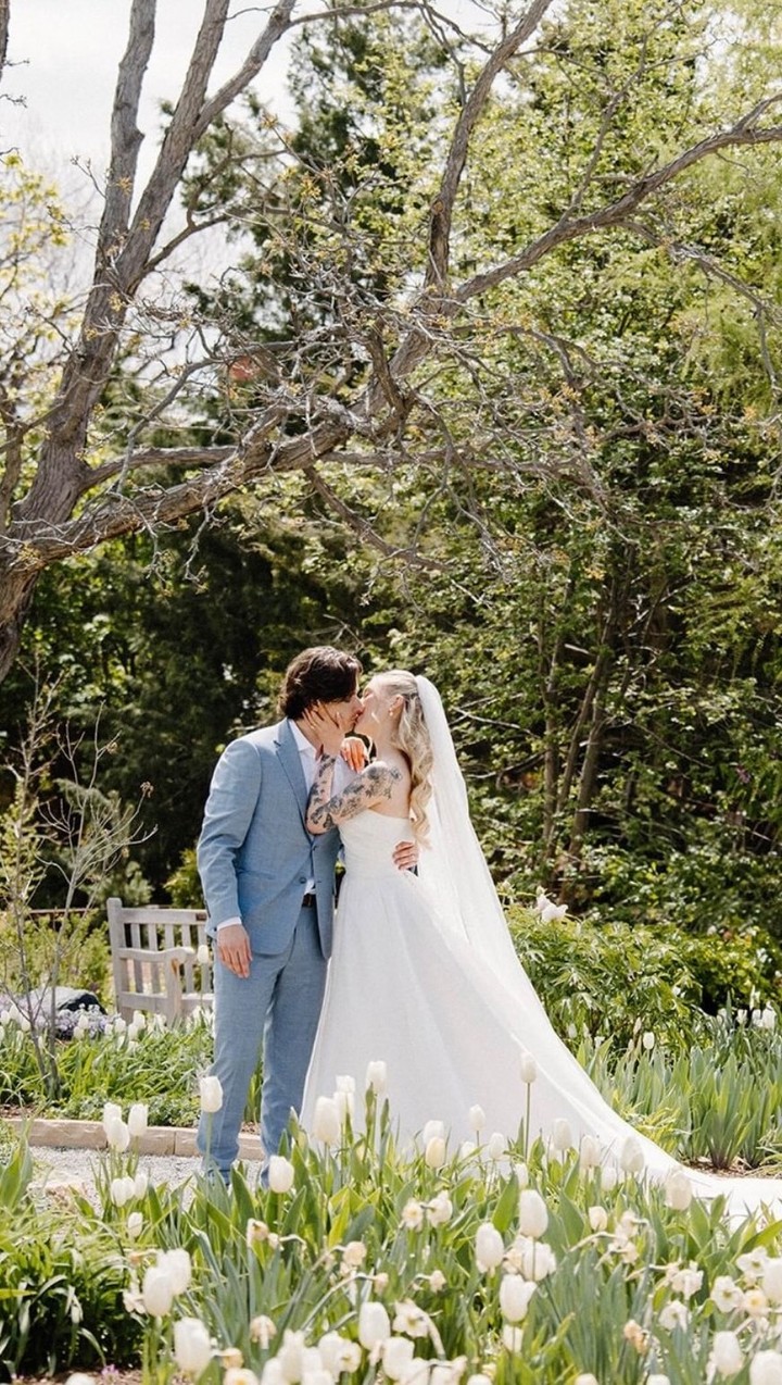 🌸 POV : Tu te maries au printemps.
Parce que toi aussi, t’es tombée amoureuse de cette saison.
Les jours qui s’allongent, les fleurs qui dansent,
les couleurs pastels qui reviennent sans prévenir.
Le printemps, c’est cette saison qui fait tout renaître —
les envies, les projets, et les grandes histoires d’amour.
Moi, je l’adore.
Pour sa lumière douce, pour sa beauté simple,
et pour cette façon qu’il a de rendre les mariages encore plus beaux,
presque naturellement.
Tu as prévu de te marier au printemps ? Dis-moi ce qui t’inspire dans cette saison ! 🌷🌿💍☀️✨🕊️🎀
#mariageprintemps #mariageprintanier #springwedding #springweddingseason #printemps2025 #springtime #mariagepastel #fleursmariage #floralwedding #mariagecolore #loveinbloom