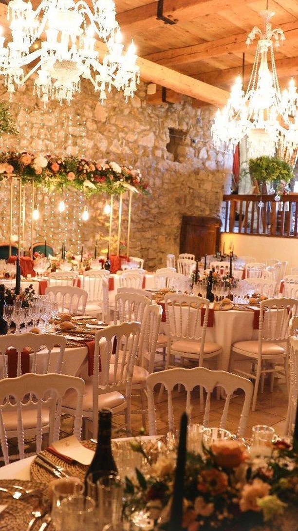 Véronique et Charles
C'est avec Nostalgie que je partage avec vous cet univers coloré et automnal.
Un couple pétillant, une salle à leur image.
Longue route de bonheur 💓