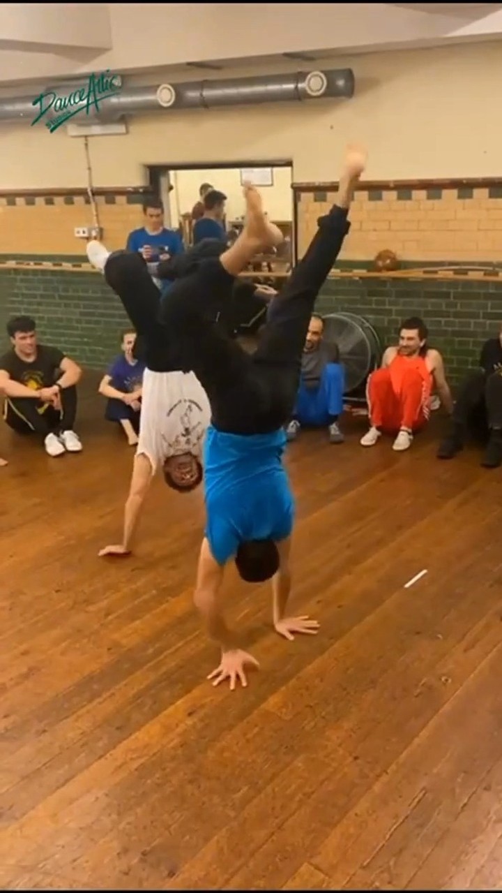 DANCE ATTIC DROP-IN CLASSES
WEDNESDAYS // 6.30pm-8pm // CAPOEIRA with @poncianinho
£8 per class + £2 Entrance fee
Join us every Wednesday for an exciting Capoeira Class. Led by Ponciano, this class offers a dynamic practice of Brazilian Capoeira. The class is accessible for all levels beginners to advanced of any age.
We start the session with a warmup to find your center and connect with your body and mind. In each class we focus on a variety of movements from basic kicks , handstands and movements to encourage the flow of energy, improving your balance strength and mobility.
We also practice the most exciting aspect of this Dance/Martial Art which is the Capoeira Game “Jogo”, learning to spar accompanied by live percussion instruments.
#danceattic #danceatticstudios #capoeira #capoeiraclass #livepercussion #jogo #upsidedown #londonclasses #fulham #dropinclasses