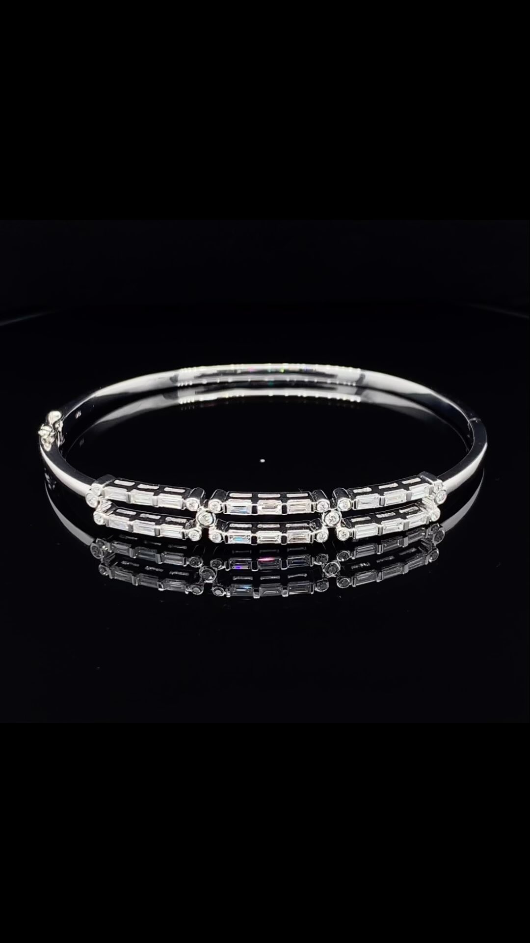 Day 8 (where is the timing going??) of our Advent Calendar of Jewellery & Gems showcases this Art Deco inspired 18ct white gold bangle set with baguette and brilliant cut diamonds. This period of design is always a firm favourite with our customers. The clean lines mean that a diamond bangle can be understated and worn with jeans and a jumper or an evening gown.
DM or call us on 0141 248 3037 for pricing - you will be pleasantly surprised!!
#mundieandson #diamonds #artdecodesign #artdecoinspired #artdeco #whitegold #diamondbangle #glasgow #peoplemakeglasgow #glasgowlife #glasgowlifestyle #glasgowdiamonds