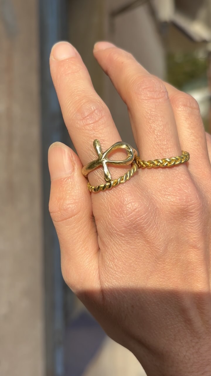 SPOILER!! Novedades muy pronto ✨ estas son algunas de las joyas nuevas que materialicé este verano y que ahora termino de perfilar acabados. El trenzado y la geometría fueron los protagonistas de los nuevos diseños. También traigo este anillo de Ankh que hace mucho tenía en mente de hacer, después de algunas pruebas este es el que más me gusta, también estará disponible con piedras y en otra pieza de joyería que me guardaré el secreto ❤️ lo sé, enseñar colecciones sin hacer lanzamiento es muy antimarketing, intento guardarme las sorpresas pero la emoción me puede, prometo trabajarme este aspecto (o se intentará 😂) abrazos!!
#jewelry#jewelrycollection#jewelrydesigner #jewellery #handmadejewelry #handmadejewellery #handmadejewelrydesign #jewelrydesign #ancientegypt#egypt #ancientjewelry #ancientinspiredjewelry #ancestralhealing #symbols#yoga#yogui#yogini #yogawoman #yogagirl #womenjewelry #yogapractice #yogainspiration